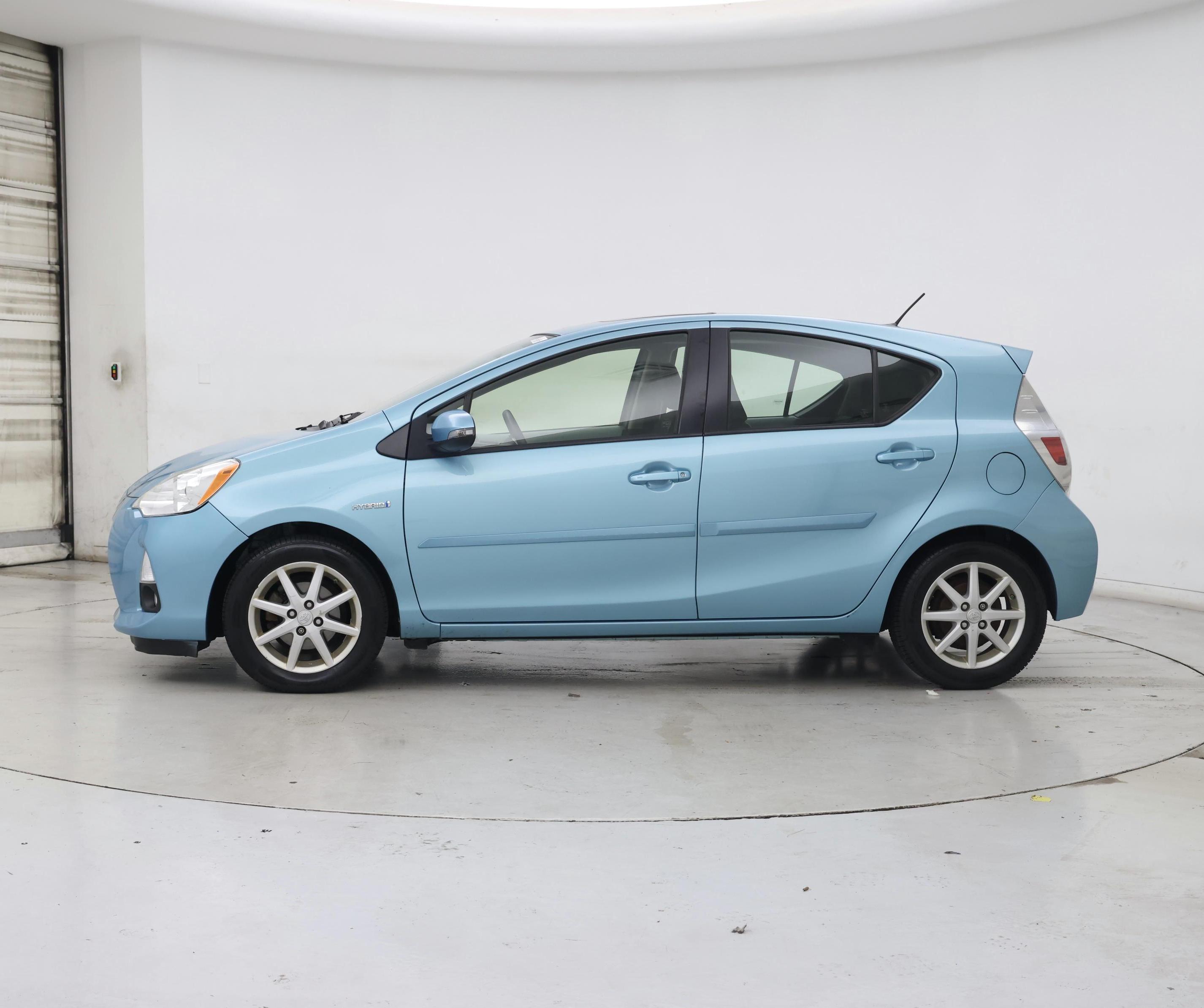 Thumbnail: 2014 Toyota Prius c - 3