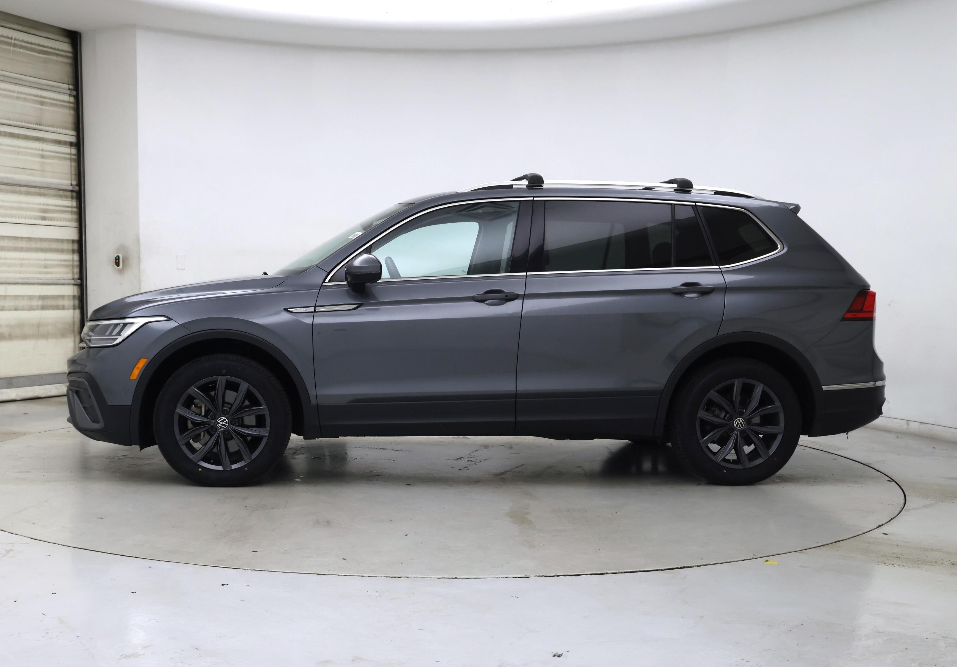 Thumbnail: 2023 Volkswagen Tiguan - 3