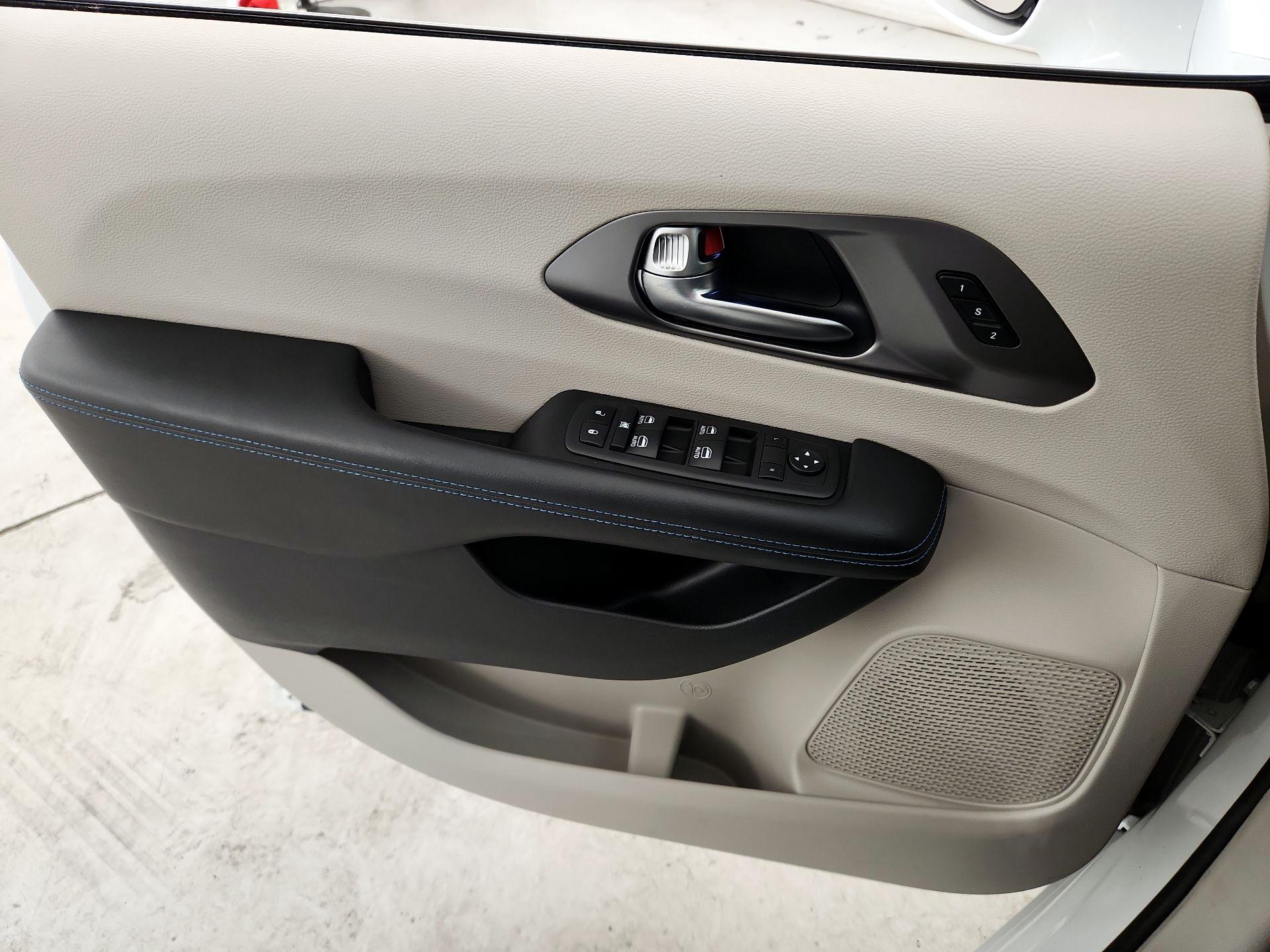 Thumbnail: 2021 Chrysler Pacifica - 12