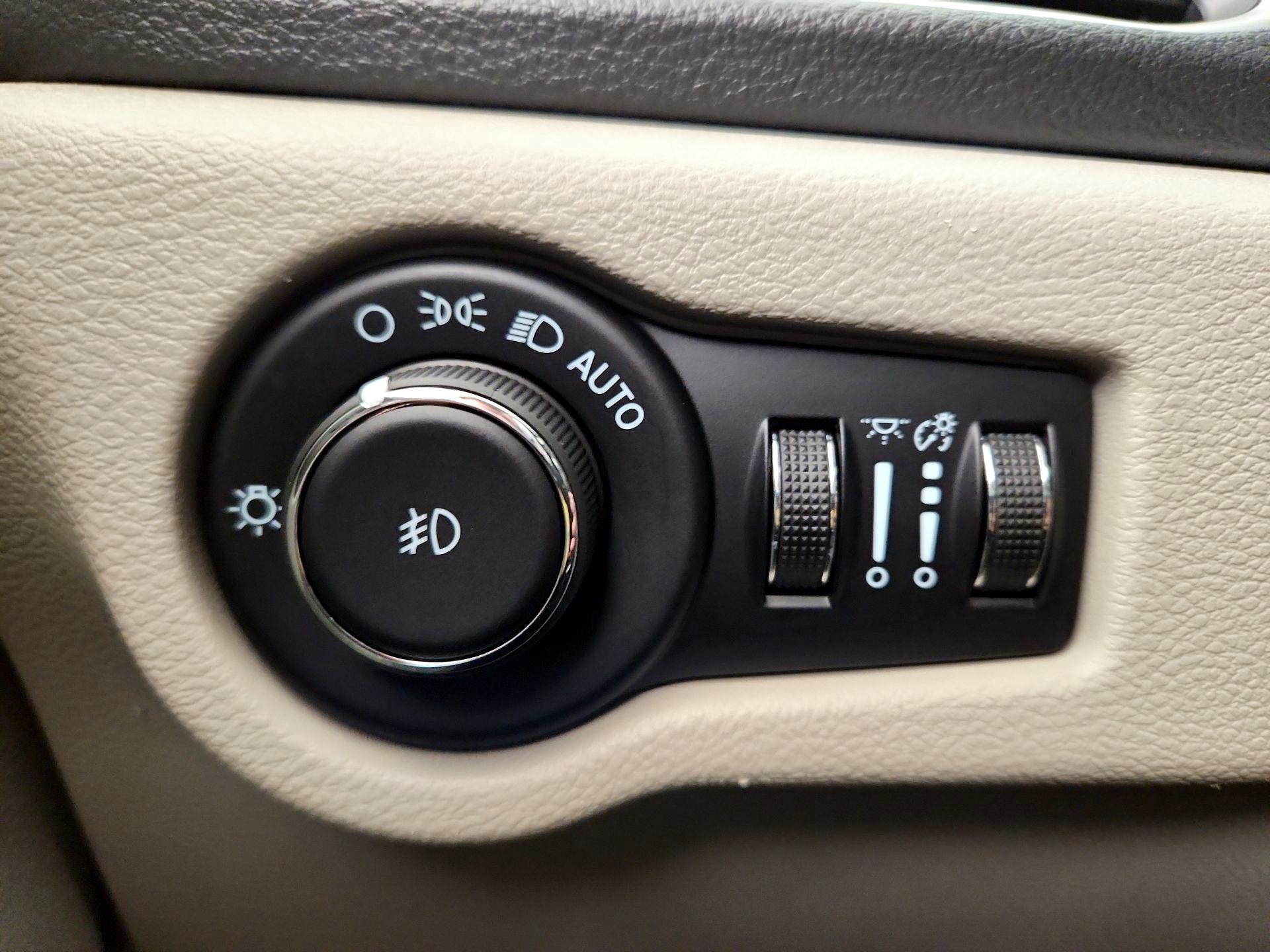 Thumbnail: 2021 Chrysler Pacifica - 13