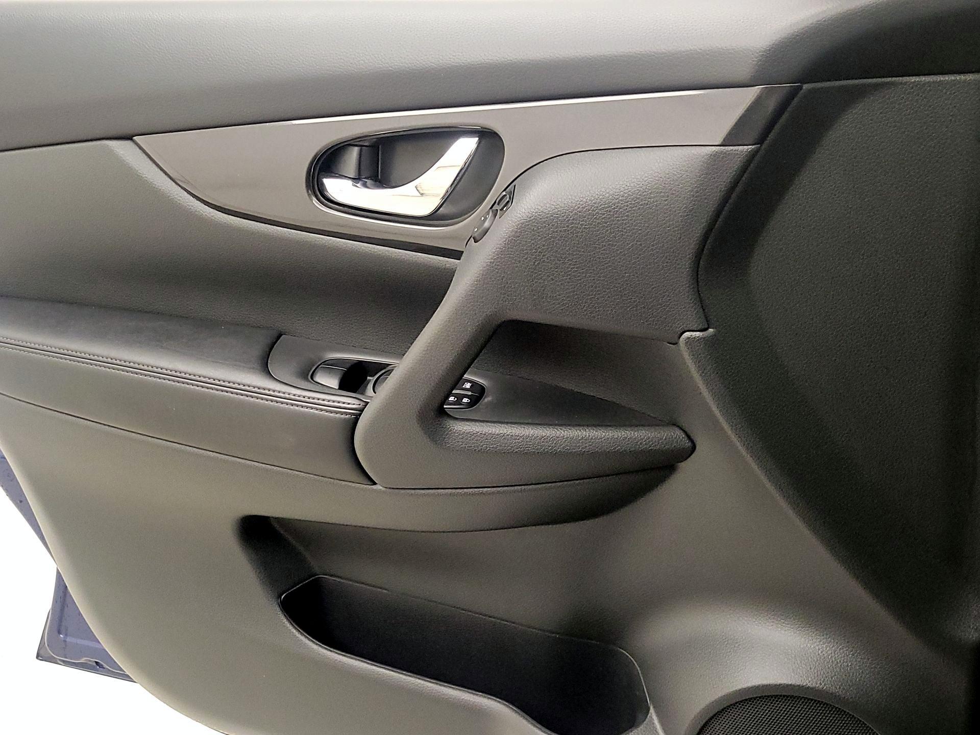 Thumbnail: 2017 Nissan Rogue - 12