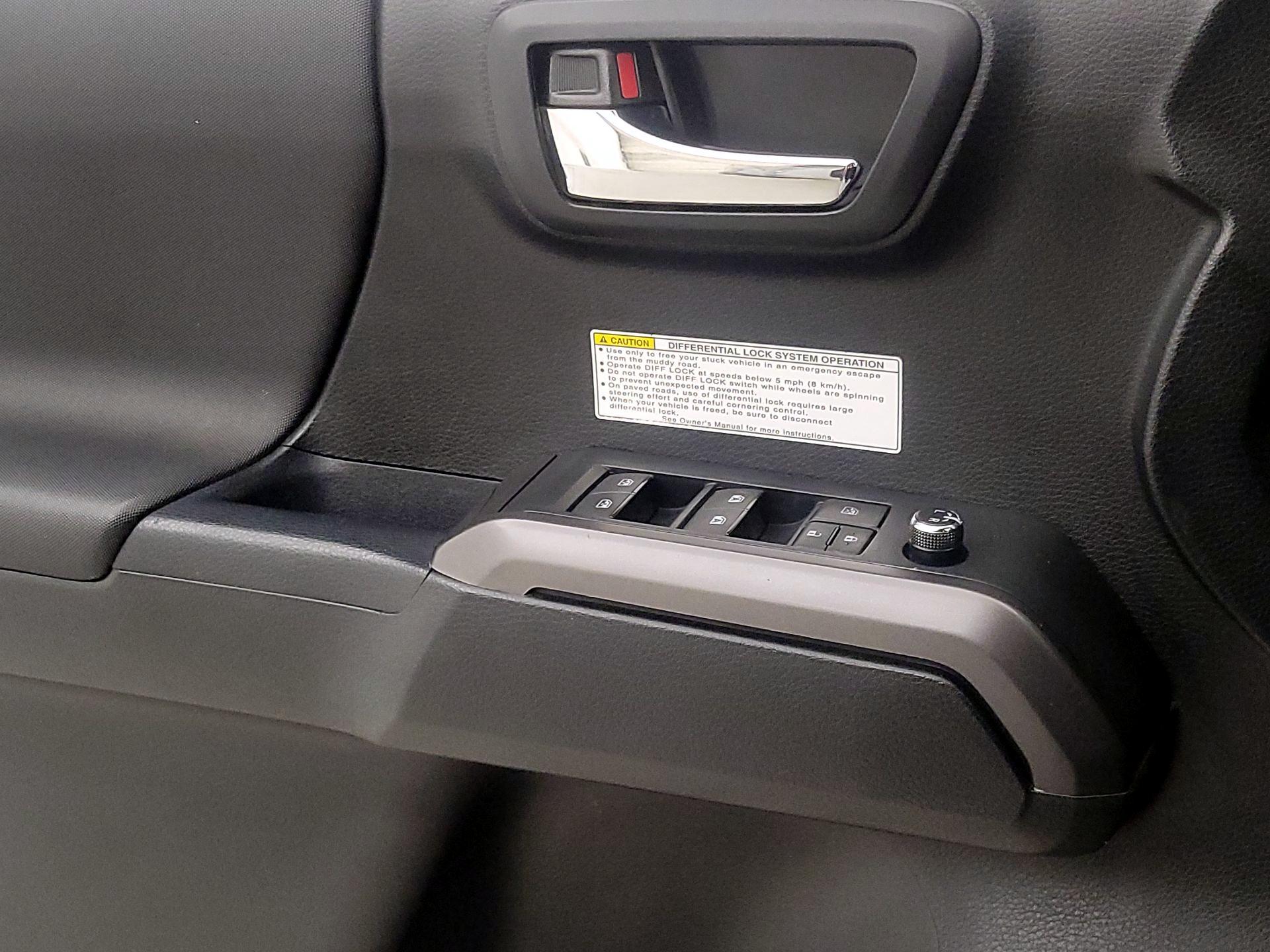 Thumbnail: 2016 Toyota Tacoma - 12