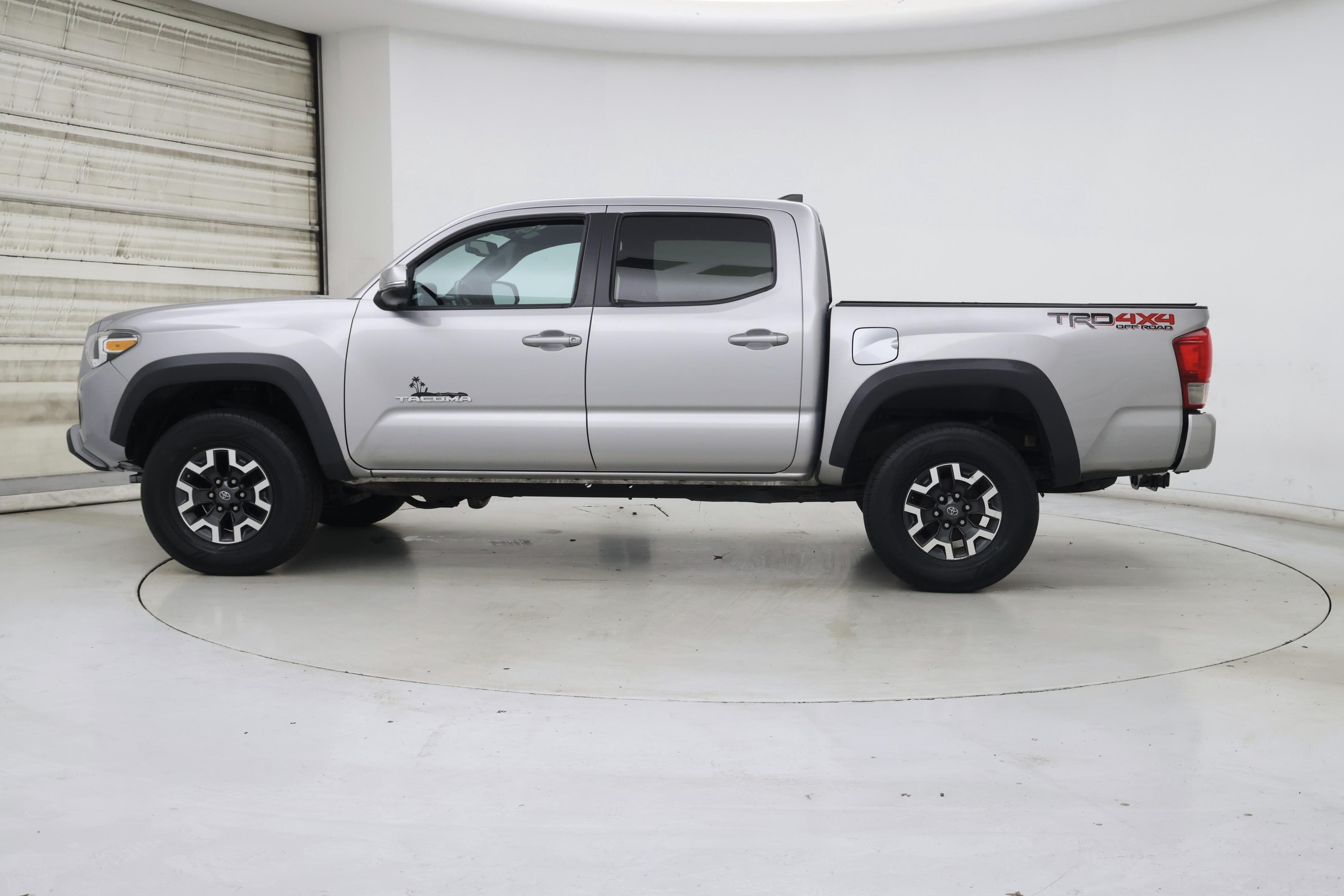Thumbnail: 2016 Toyota Tacoma - 3