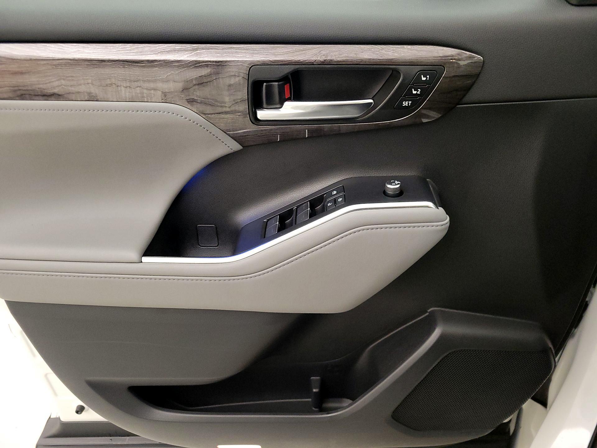 Thumbnail: 2020 Toyota Highlander - 12