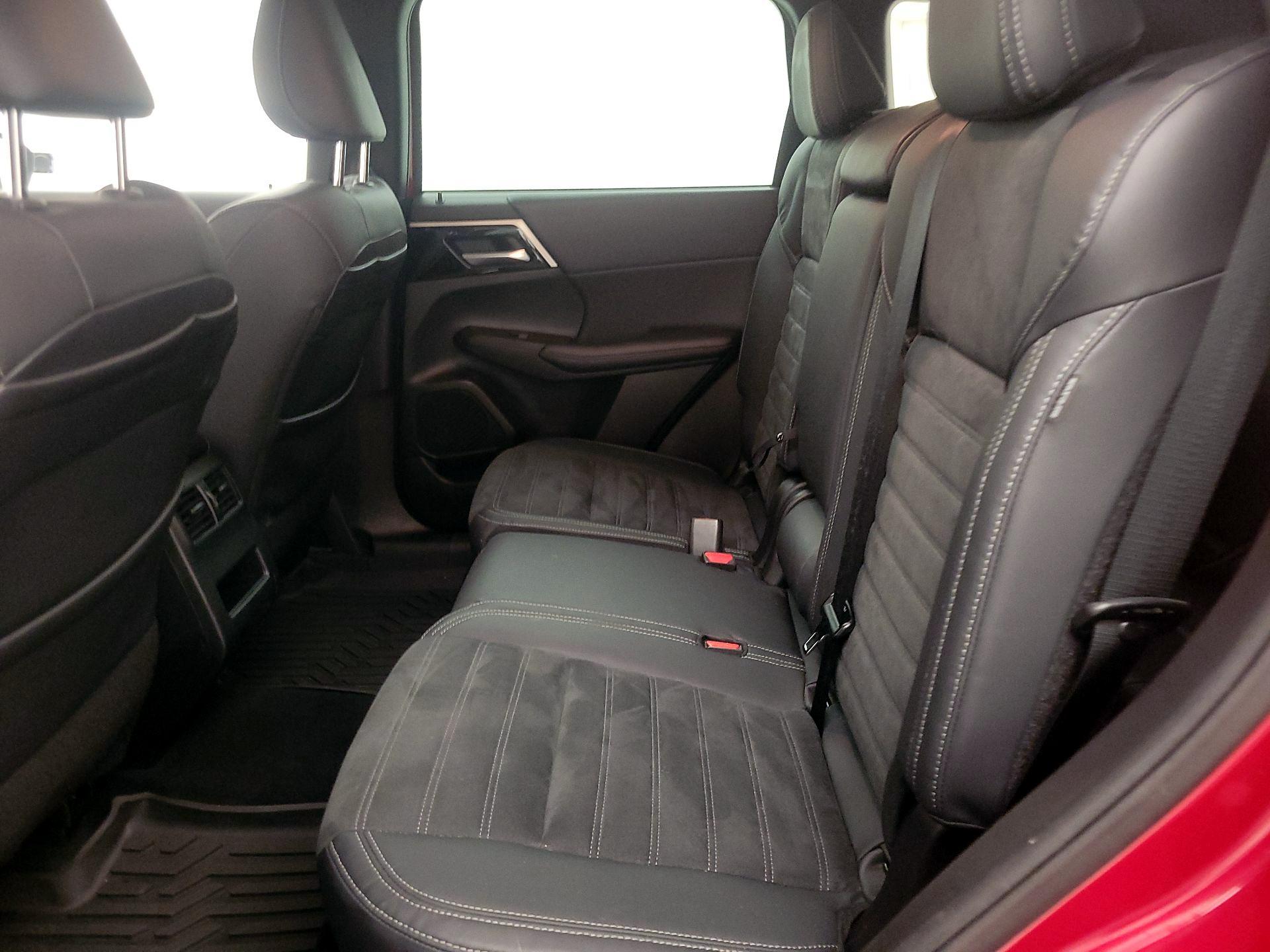 Thumbnail: 2023 Mitsubishi Outlander - 19