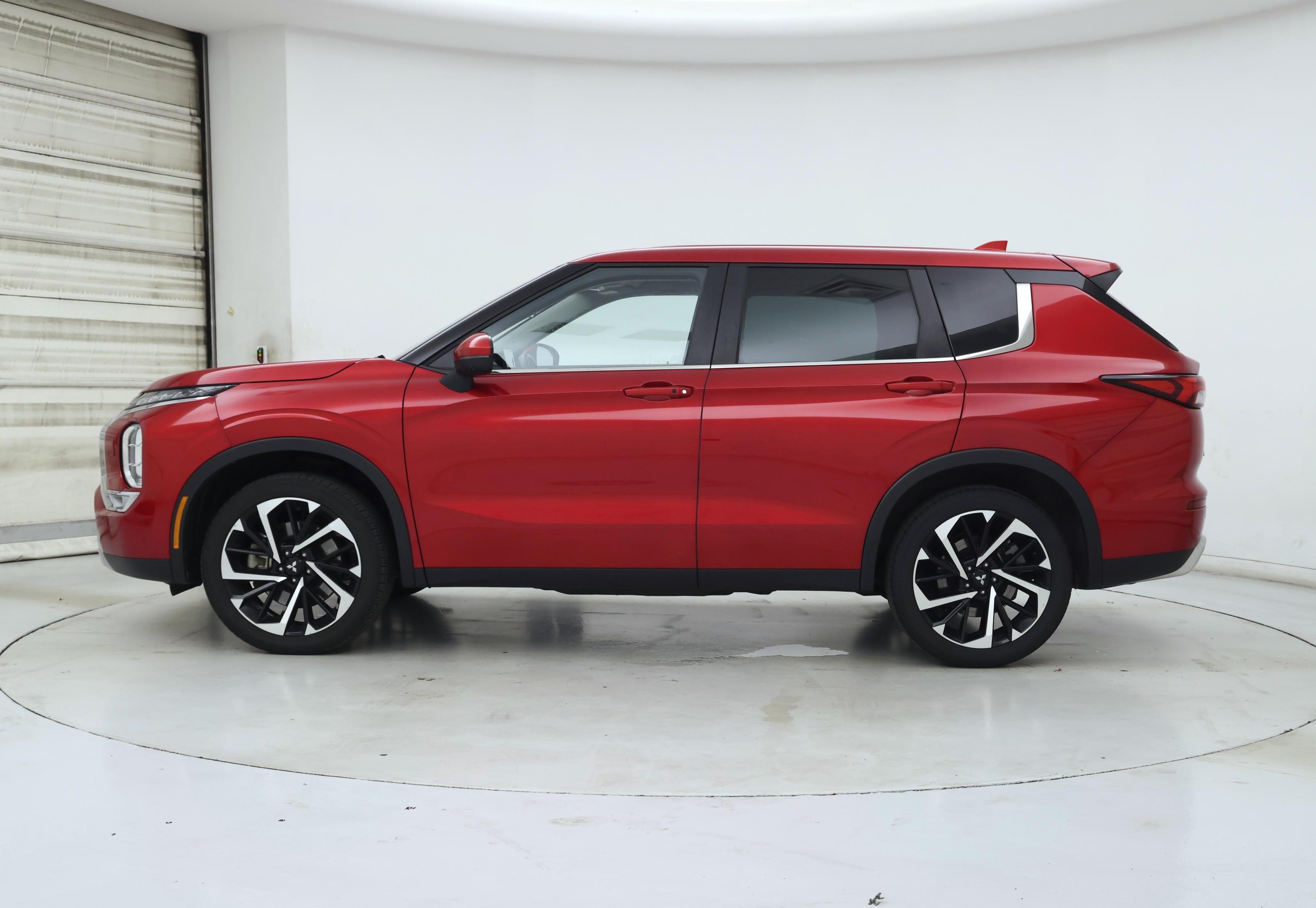 Thumbnail: 2023 Mitsubishi Outlander - 3