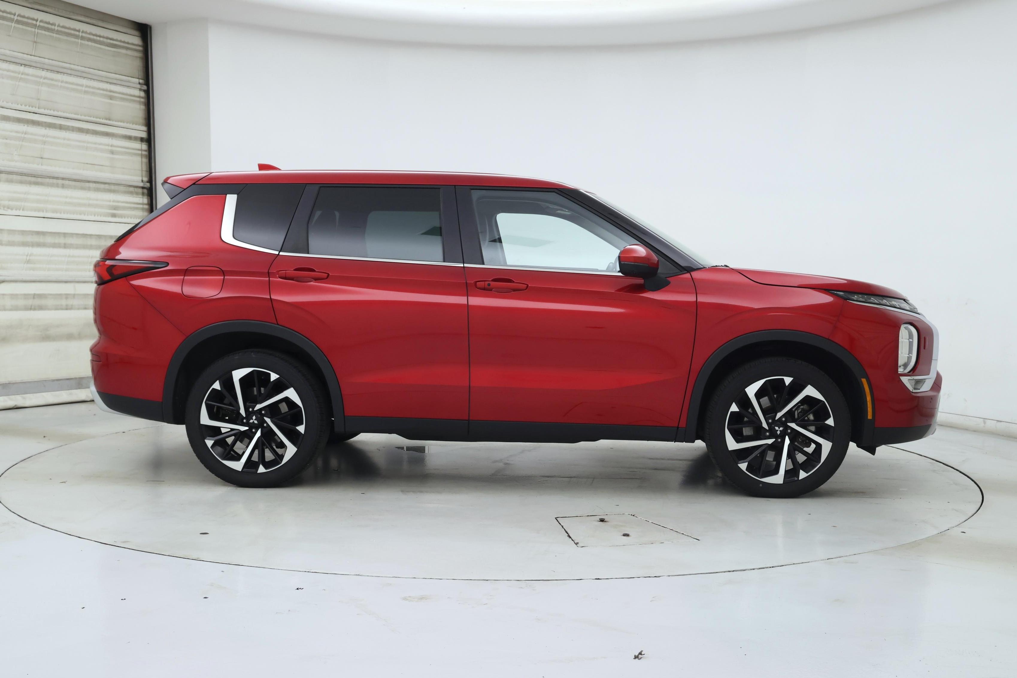 Thumbnail: 2023 Mitsubishi Outlander - 7