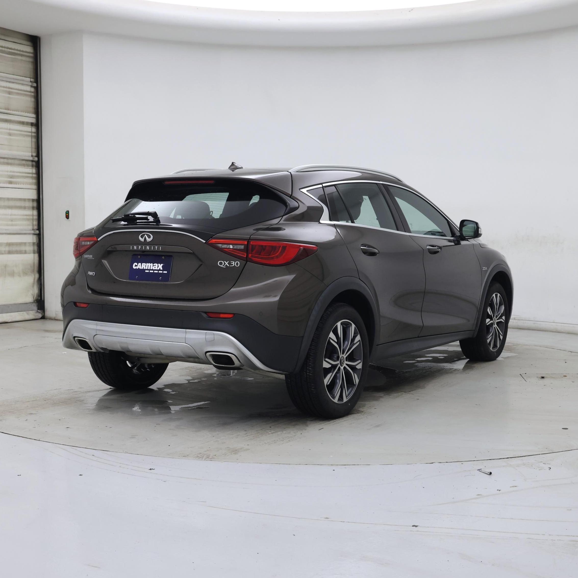 Thumbnail: 2017 INFINITI QX30 - 8