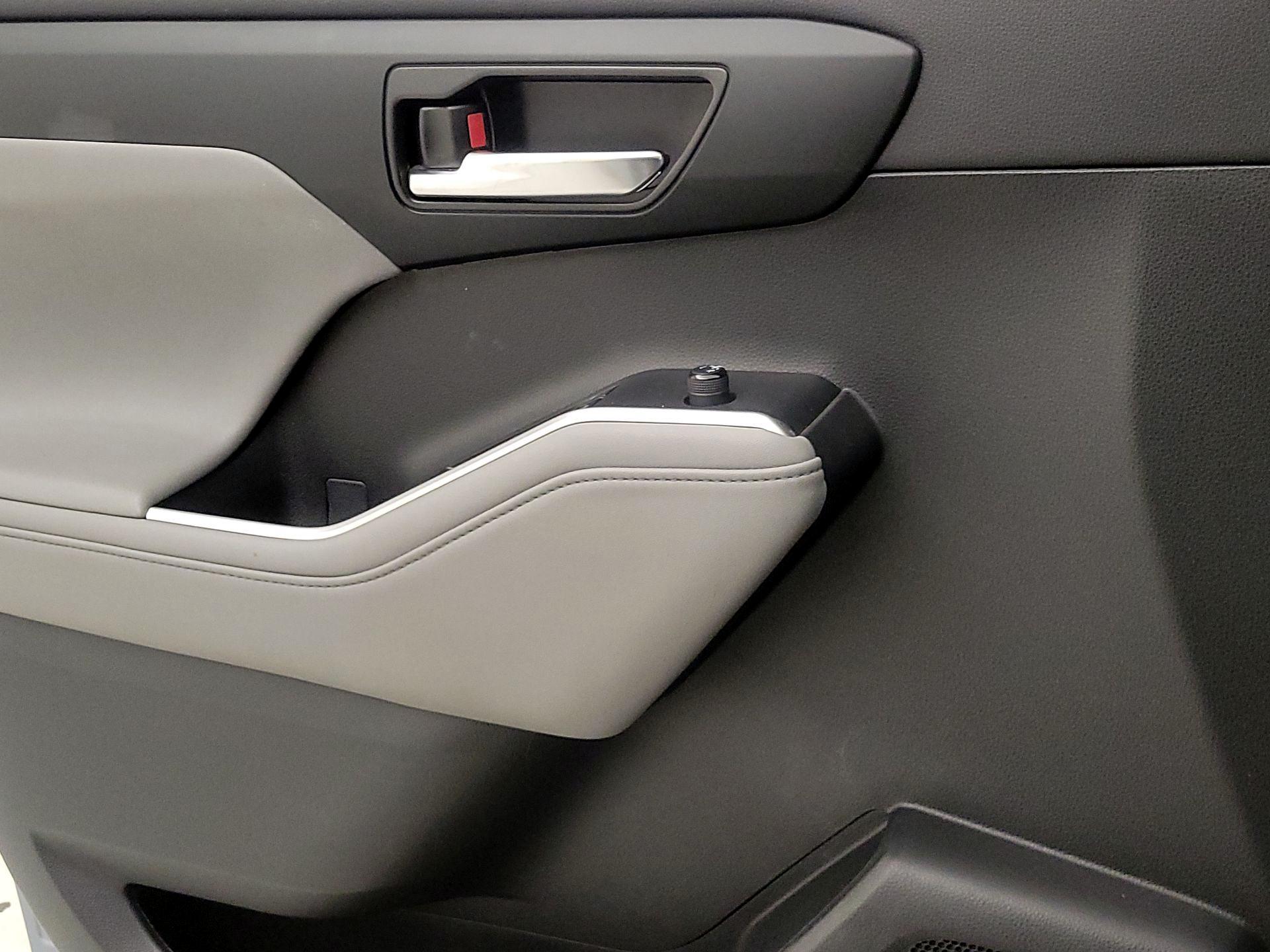 Thumbnail: 2021 Toyota Highlander - 12