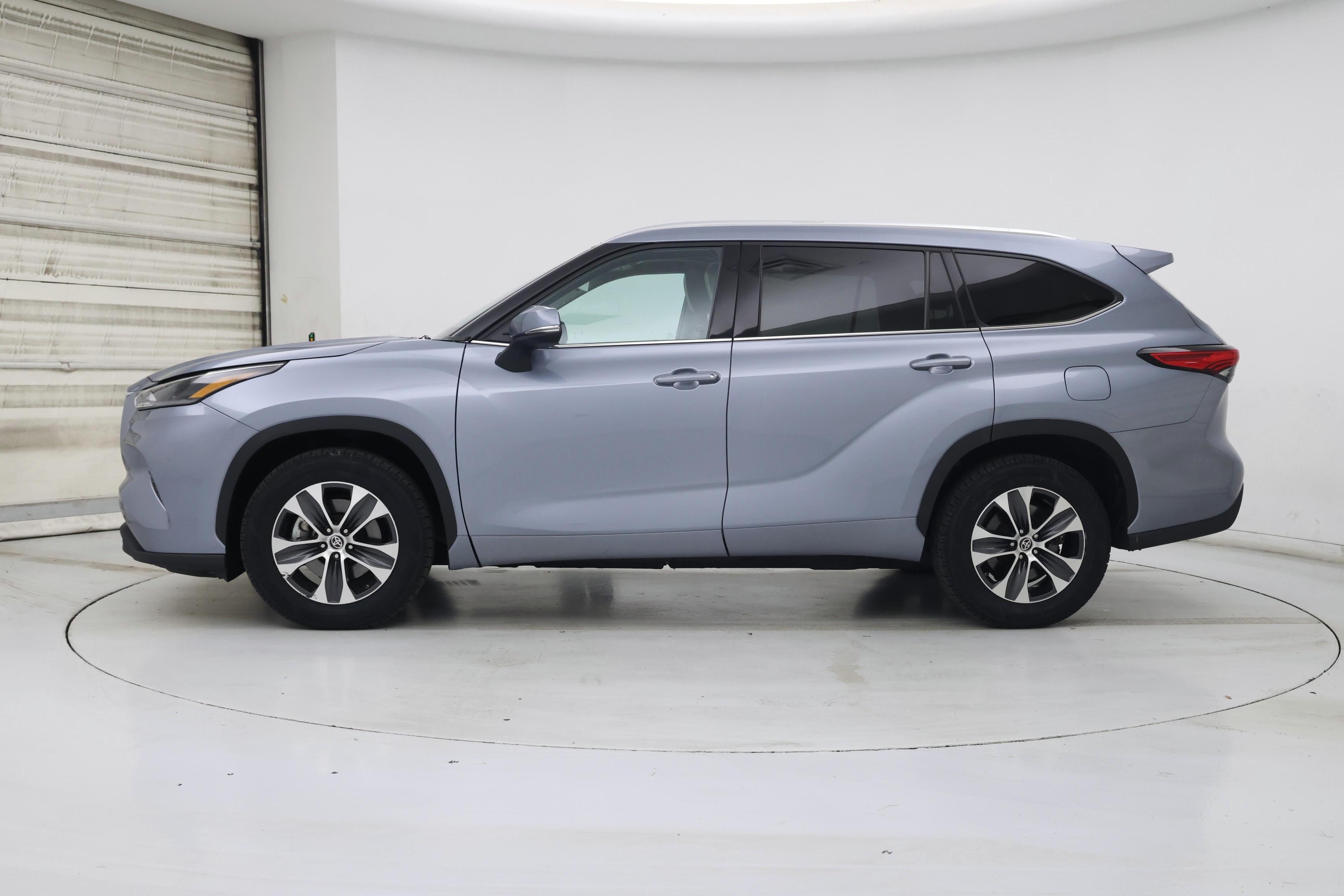 Thumbnail: 2021 Toyota Highlander - 3
