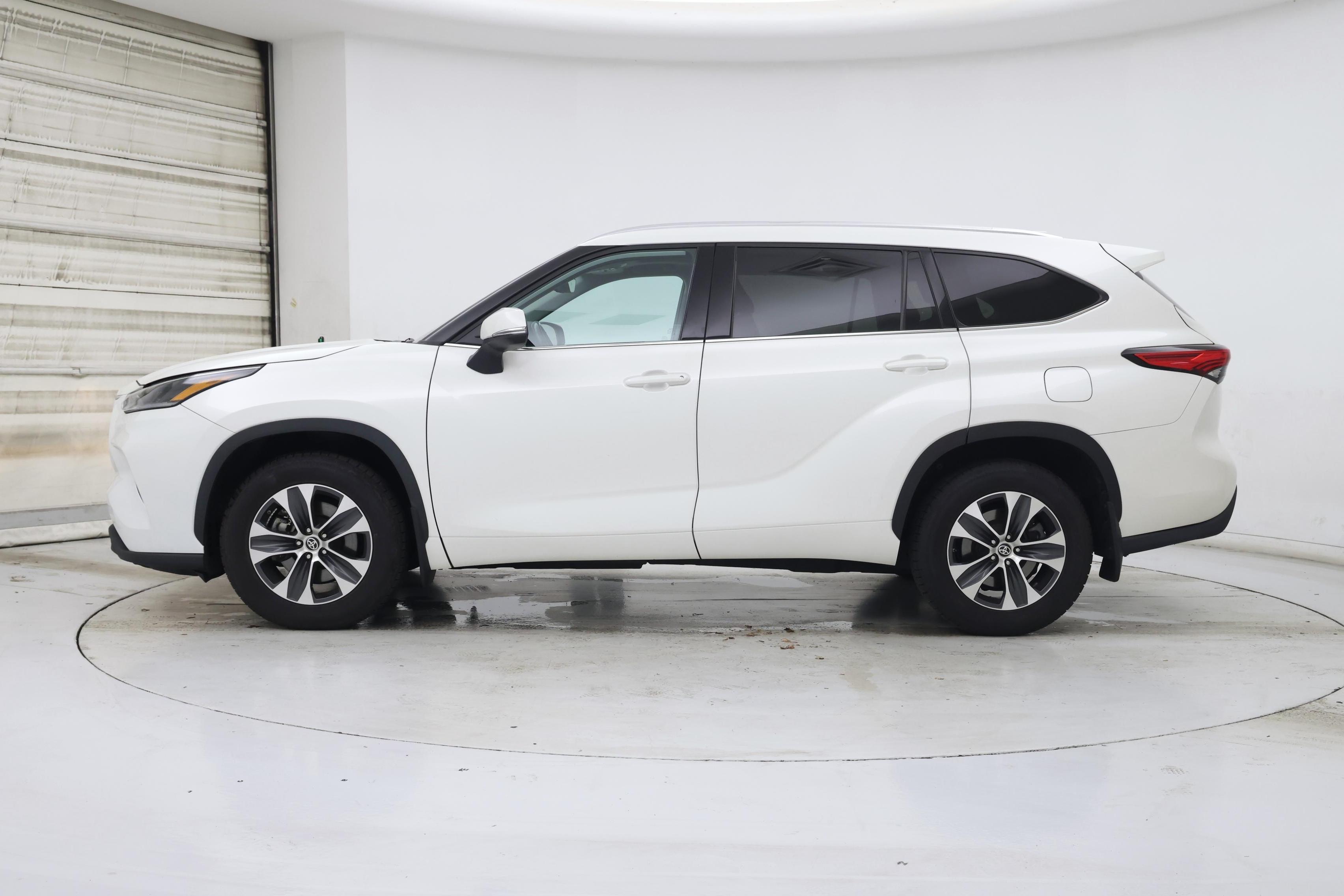 Thumbnail: 2021 Toyota Highlander - 3