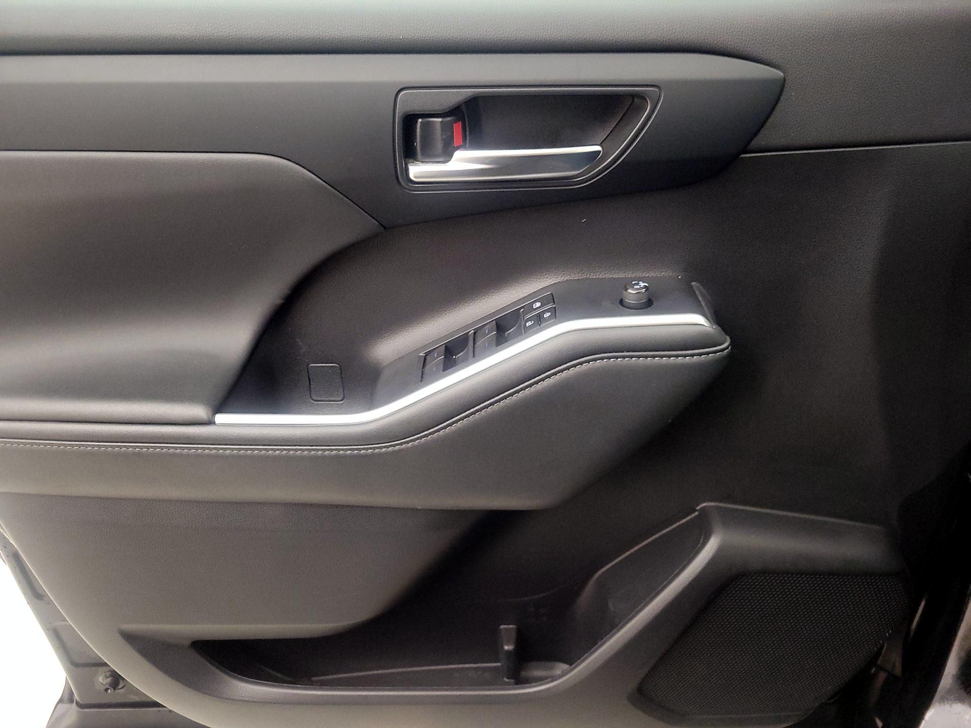 Thumbnail: 2022 Toyota Highlander - 12