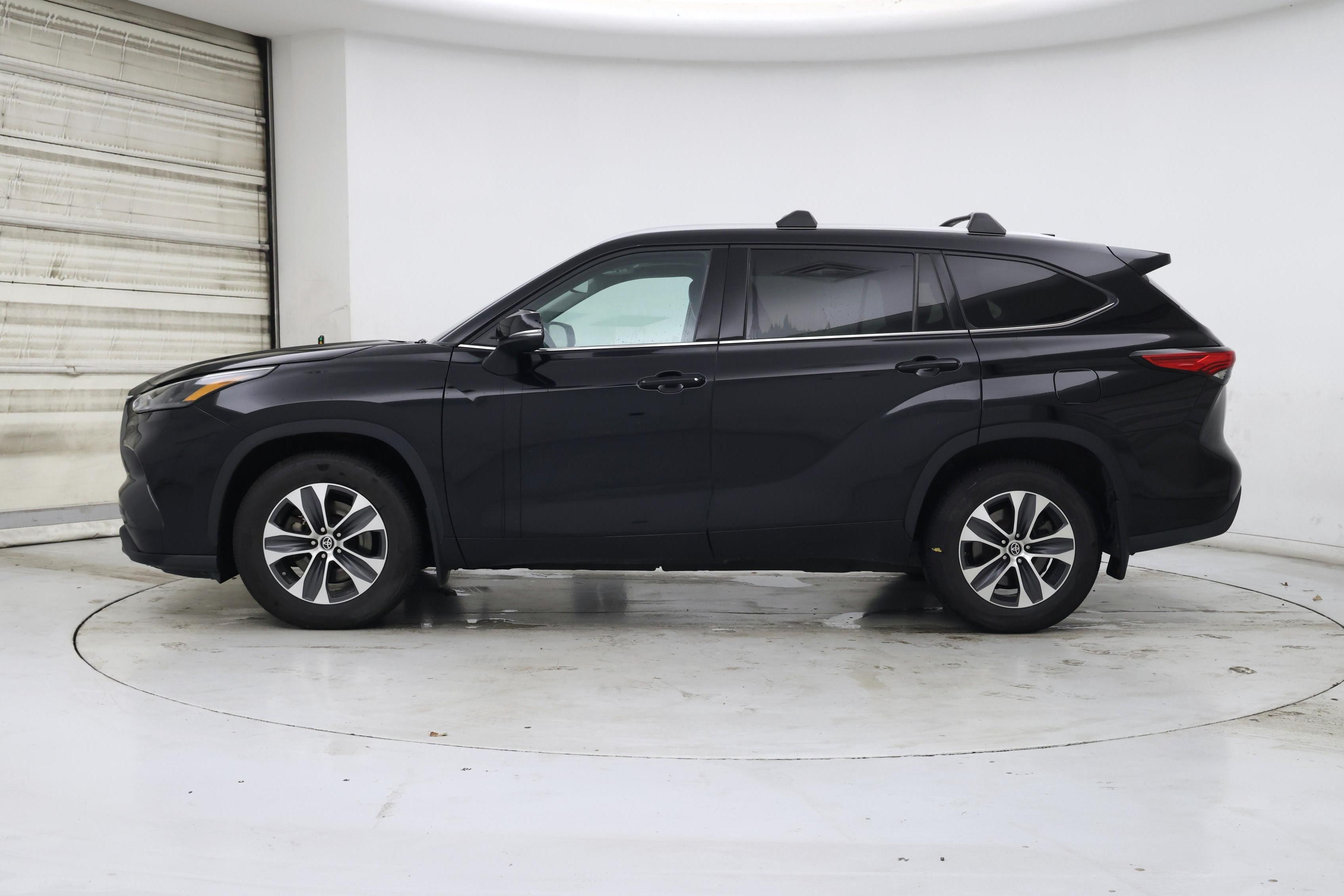Thumbnail: 2022 Toyota Highlander - 3