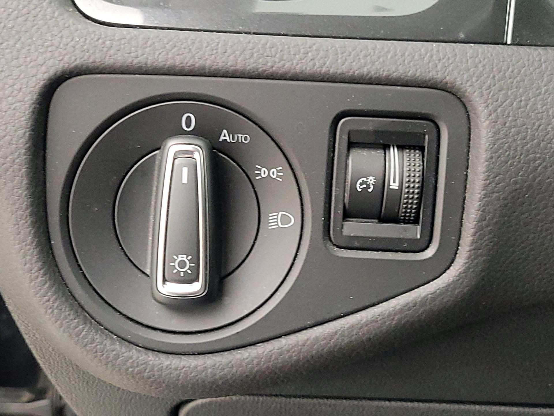 Thumbnail: 2019 Volkswagen Golf - 13