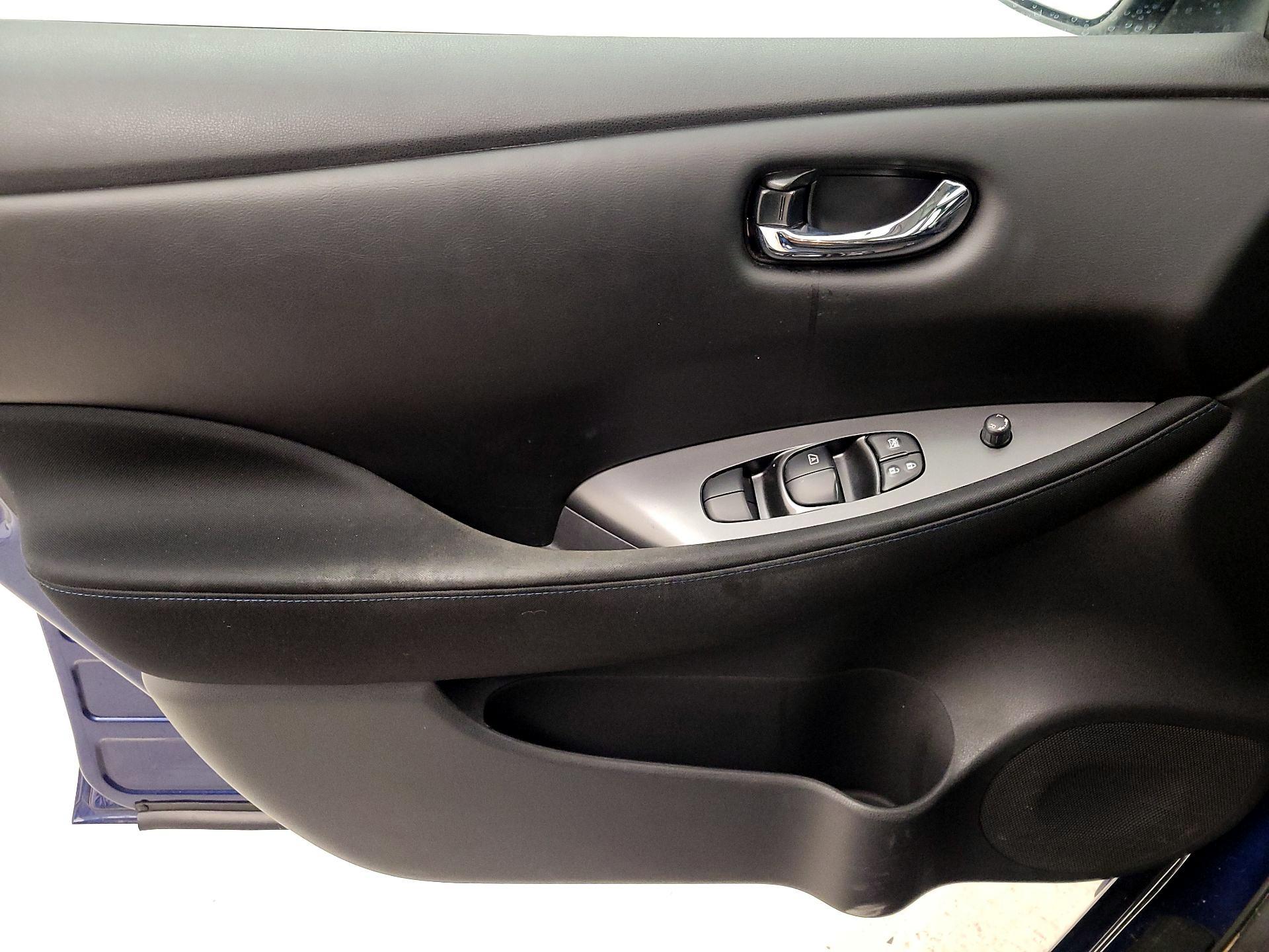 Thumbnail: 2021 Nissan Leaf - 12