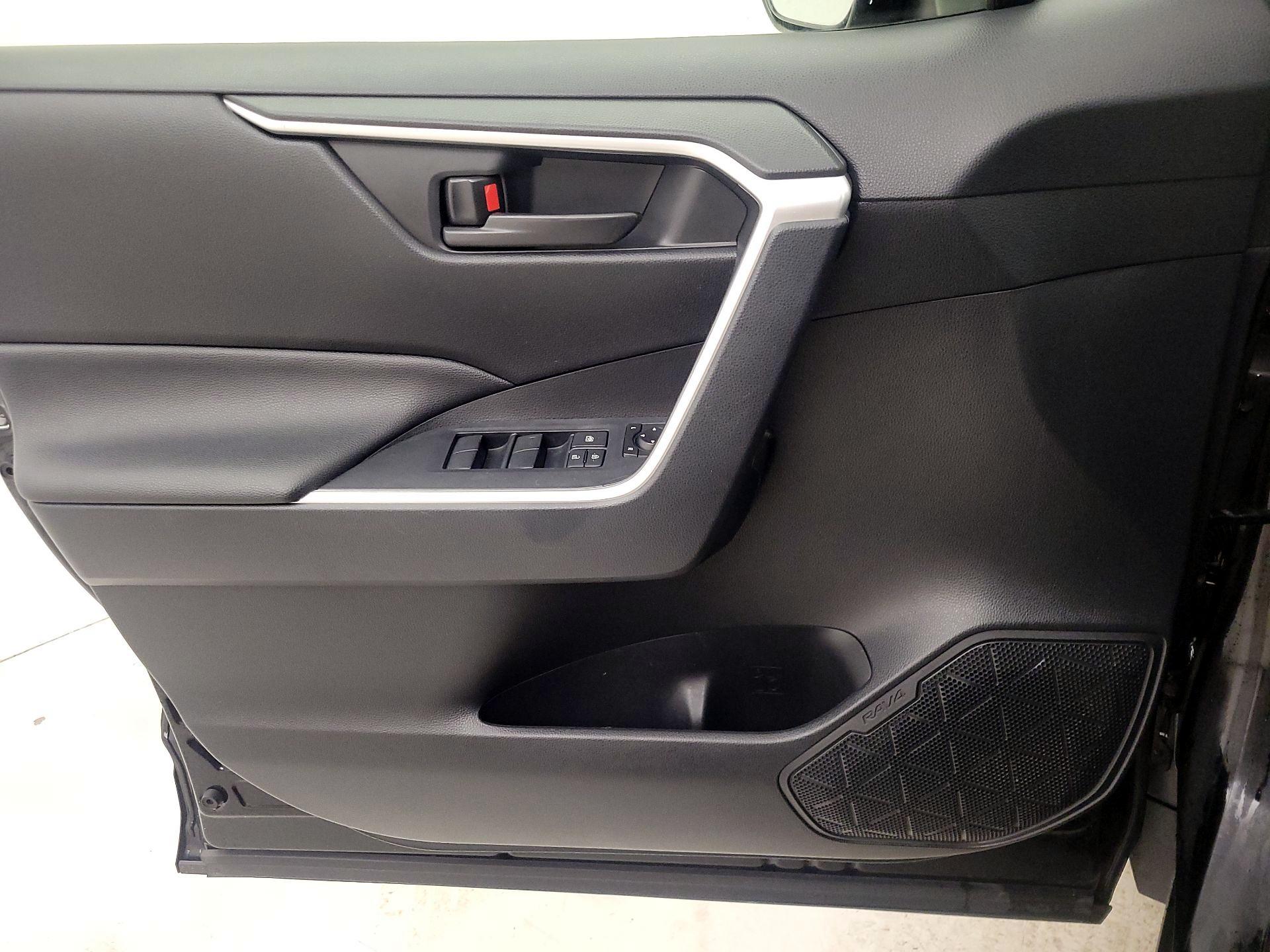 Thumbnail: 2019 Toyota RAV4 - 12