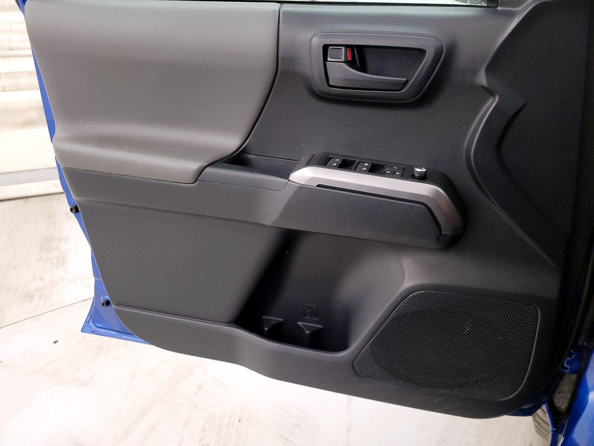 Thumbnail: 2018 Toyota Tacoma - 12