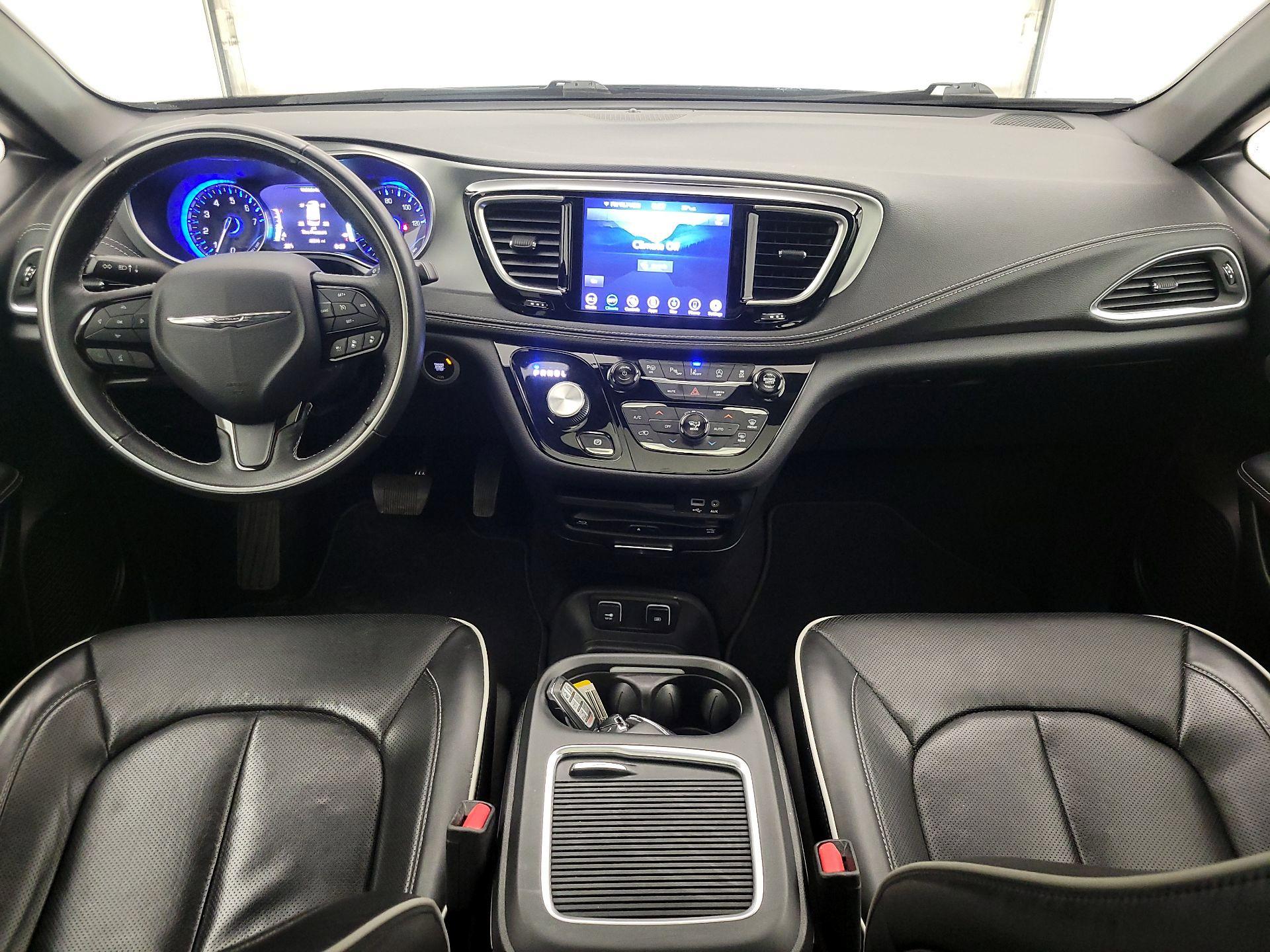 Thumbnail: 2018 Chrysler Pacifica - 9