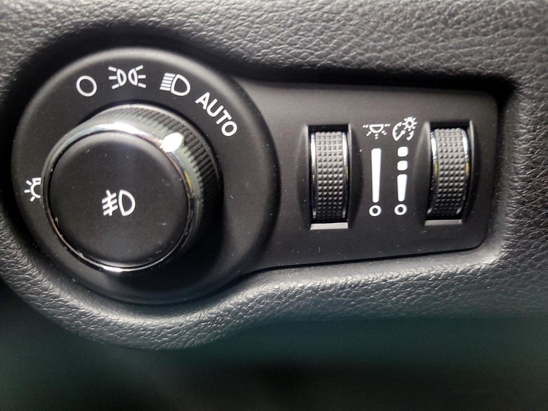 Thumbnail: 2018 Chrysler Pacifica - 13