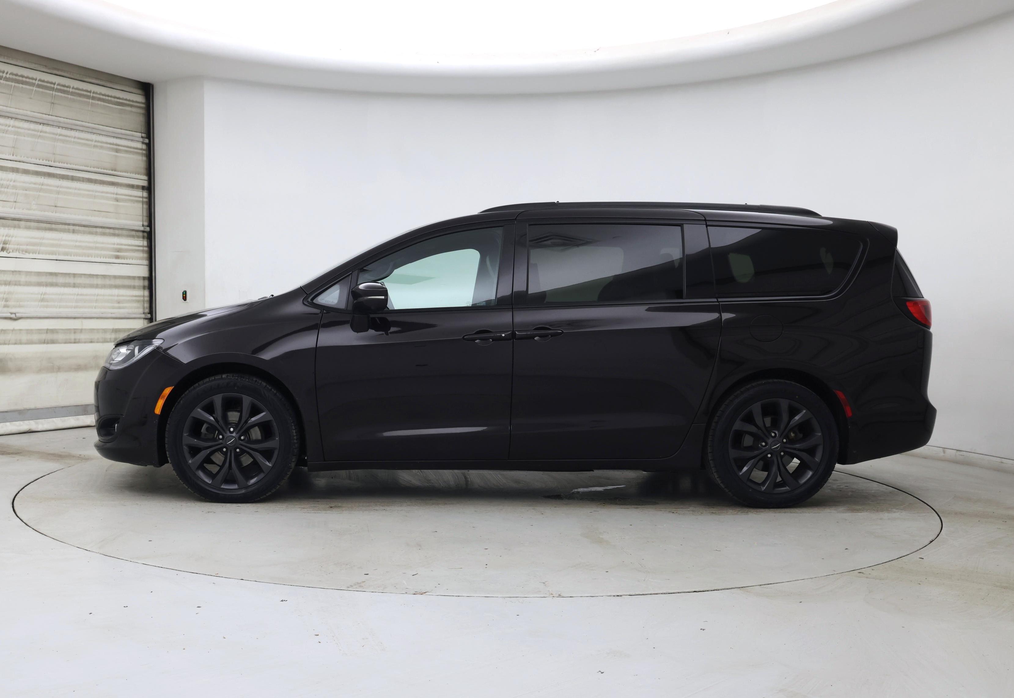 Thumbnail: 2018 Chrysler Pacifica - 3