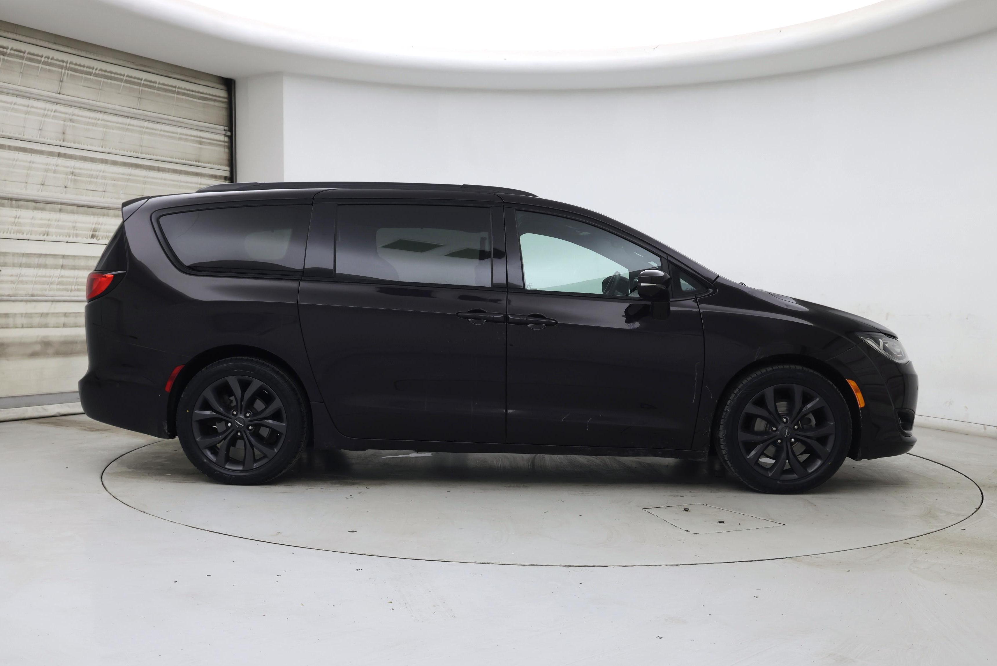 Thumbnail: 2018 Chrysler Pacifica - 7