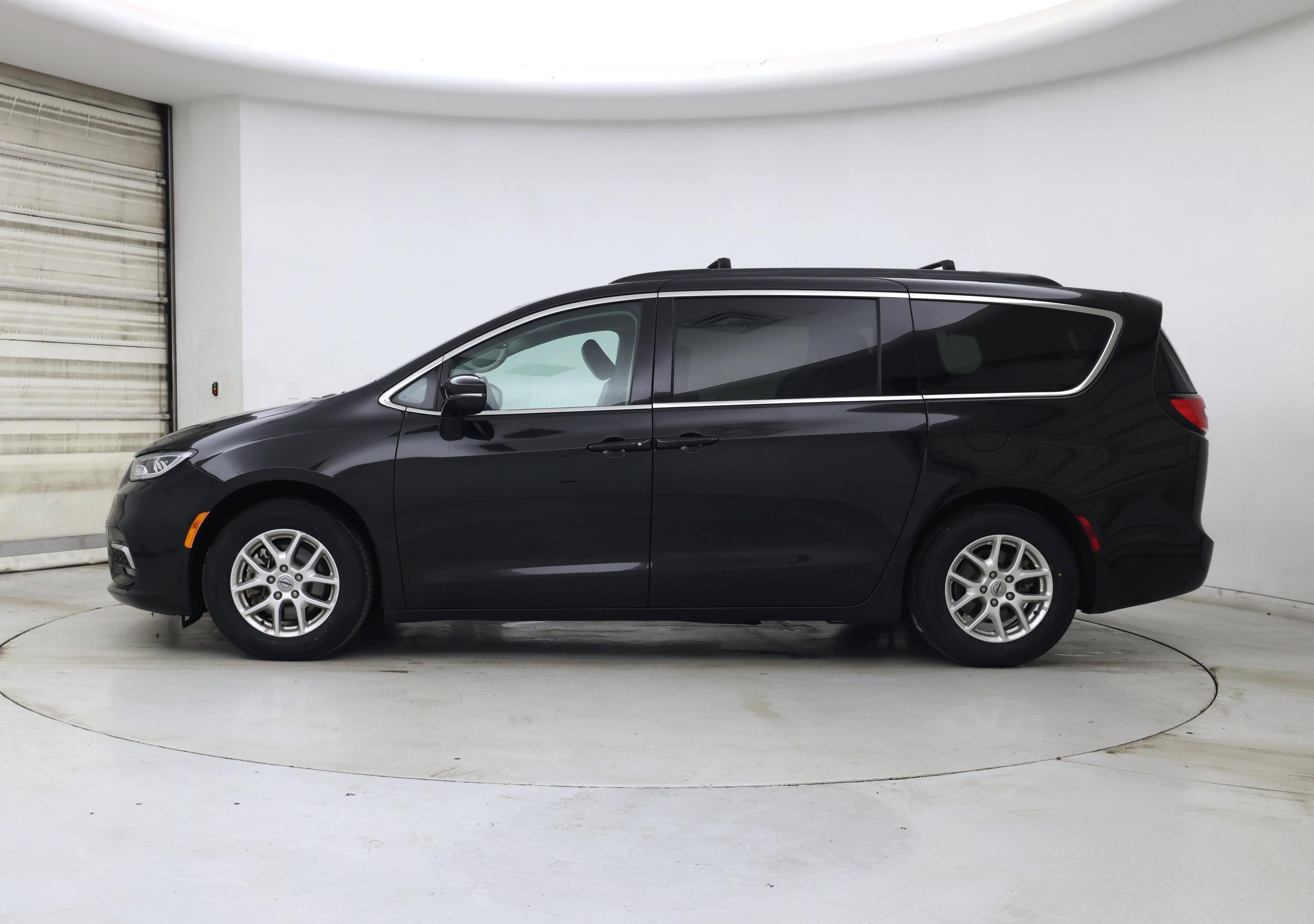 Thumbnail: 2022 Chrysler Pacifica - 3