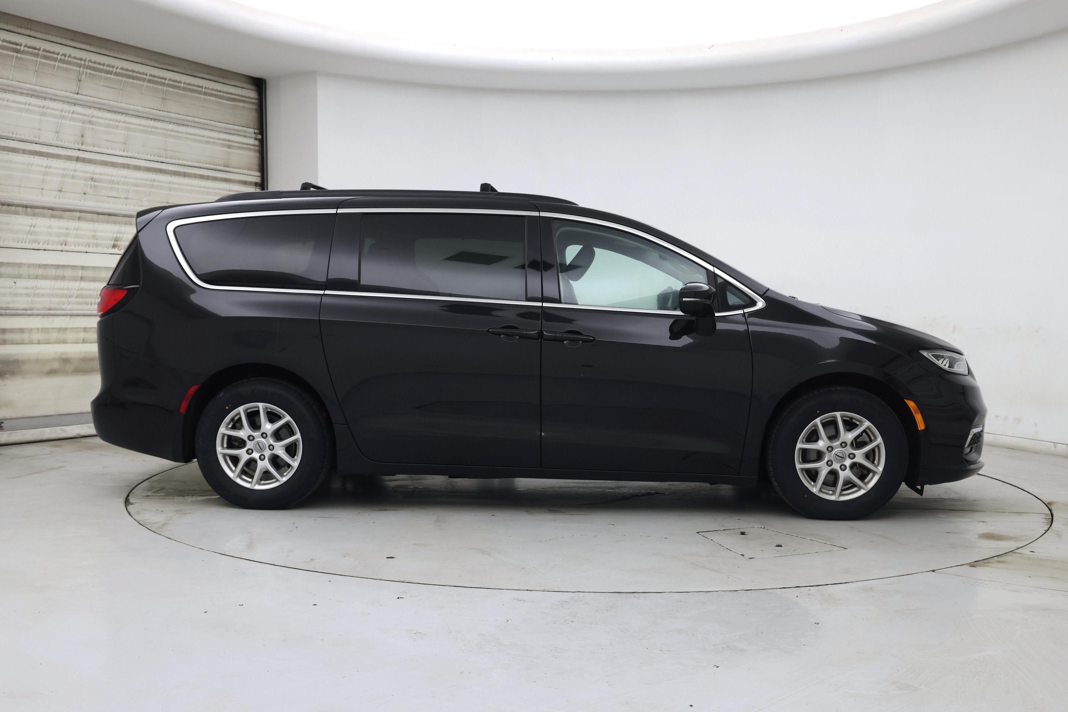 Thumbnail: 2022 Chrysler Pacifica - 7