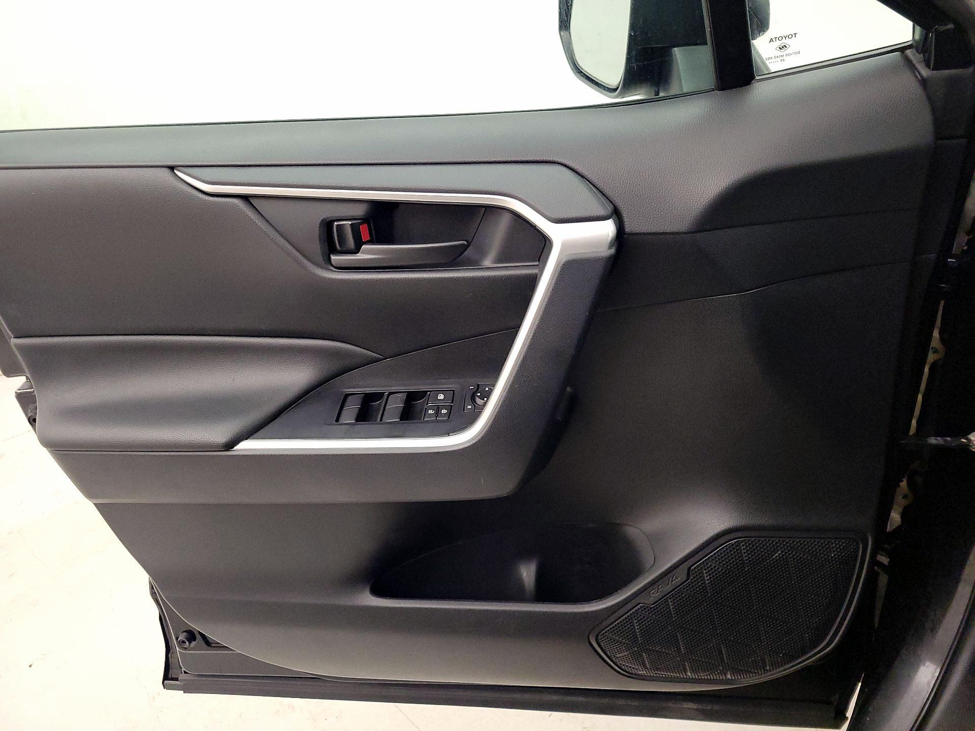 Thumbnail: 2021 Toyota RAV4 - 12