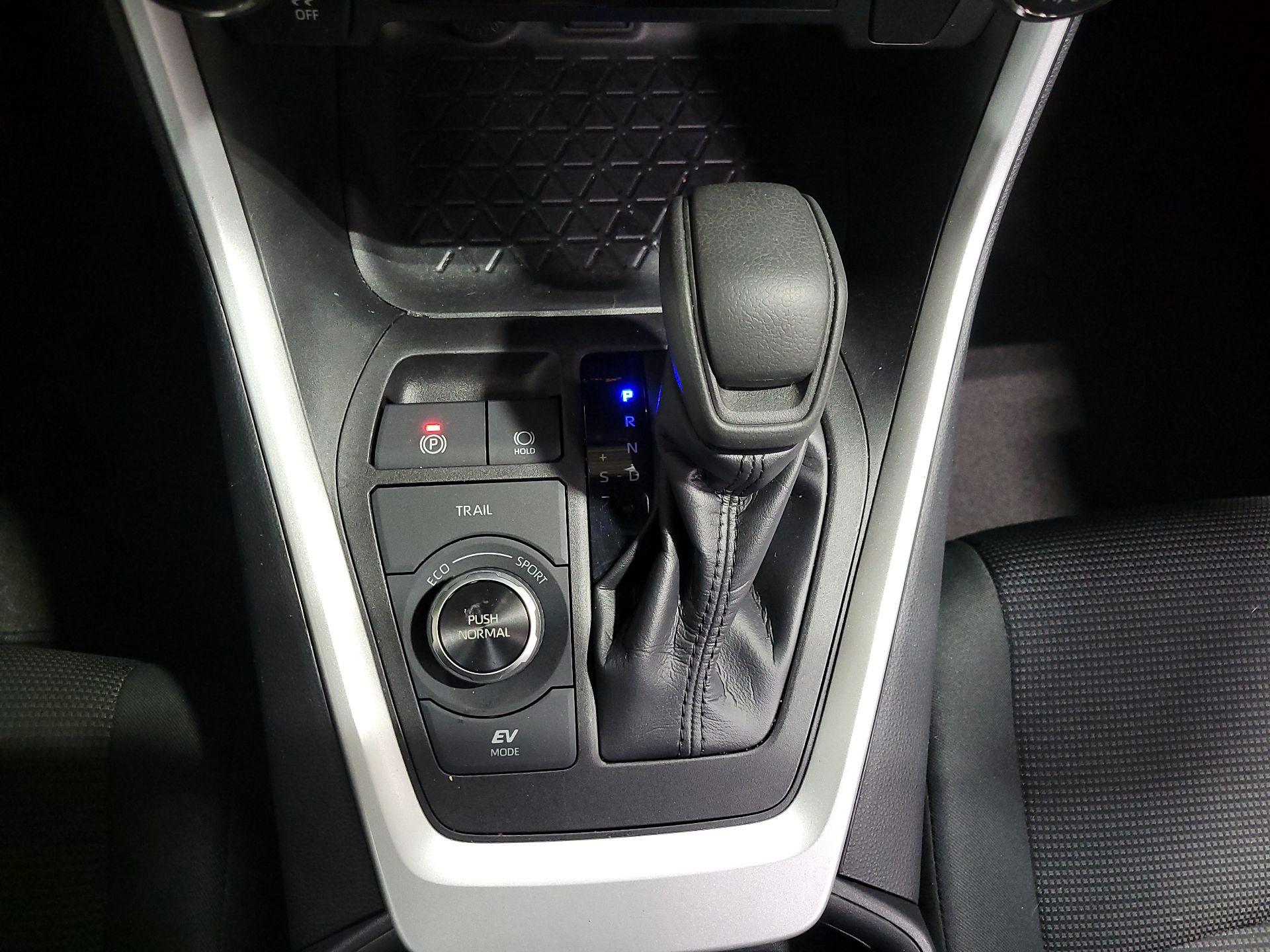 Thumbnail: 2021 Toyota RAV4 - 17