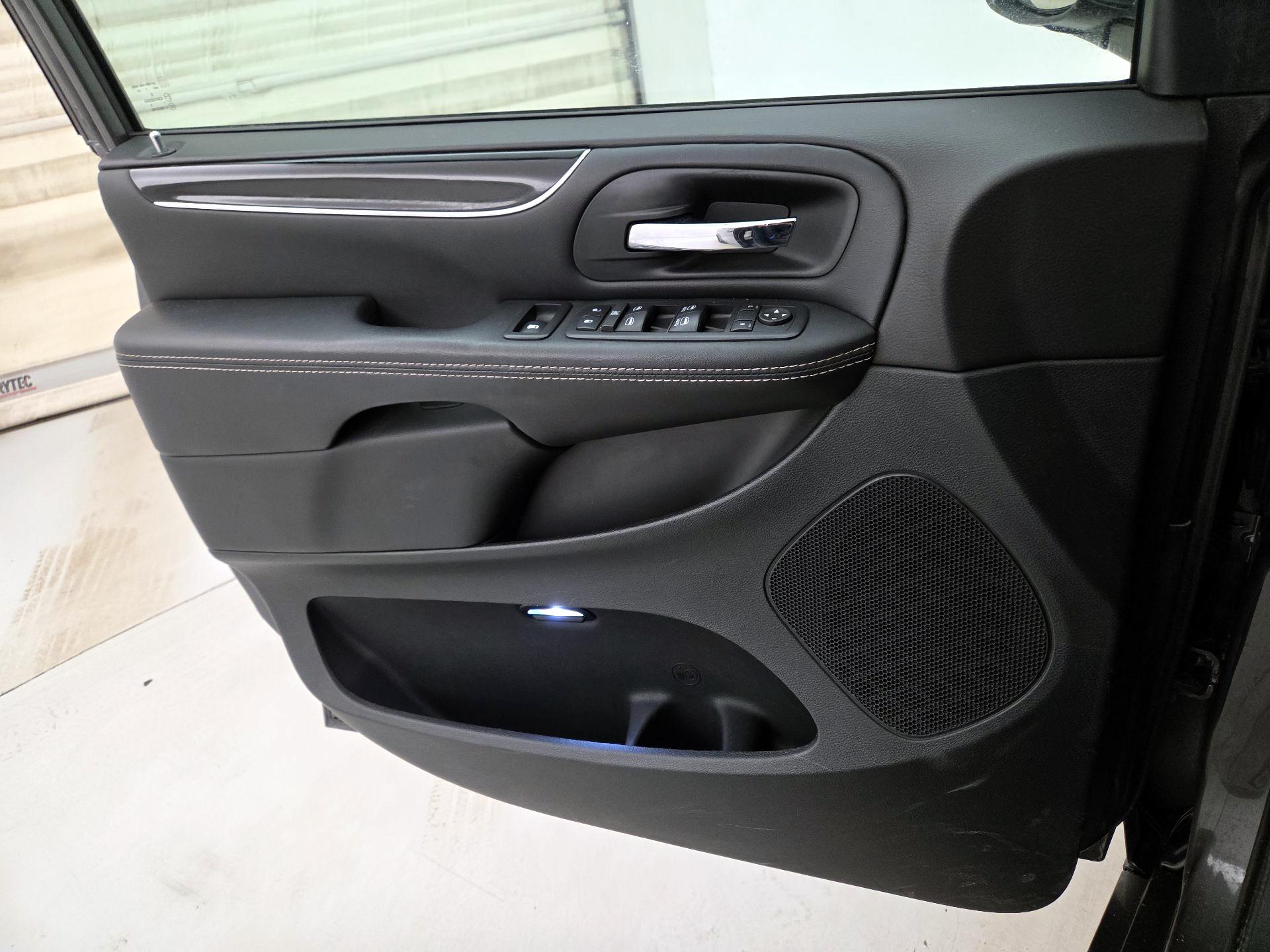 Thumbnail: 2018 Dodge Grand Caravan - 12