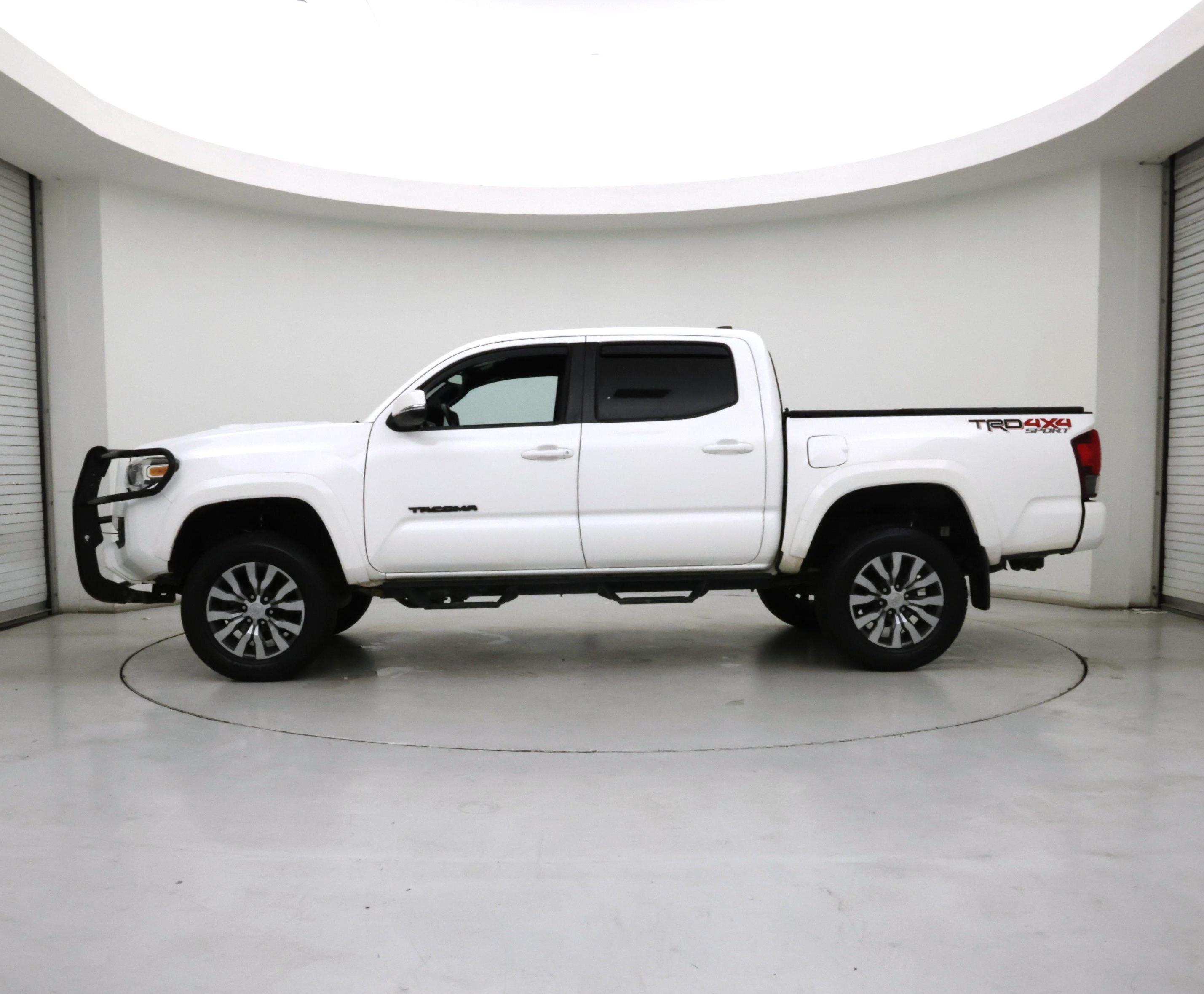 Thumbnail: 2019 Toyota Tacoma - 3