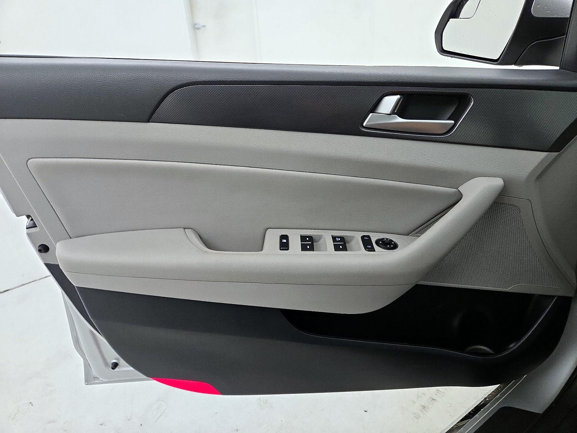 Thumbnail: 2016 Hyundai Sonata - 12