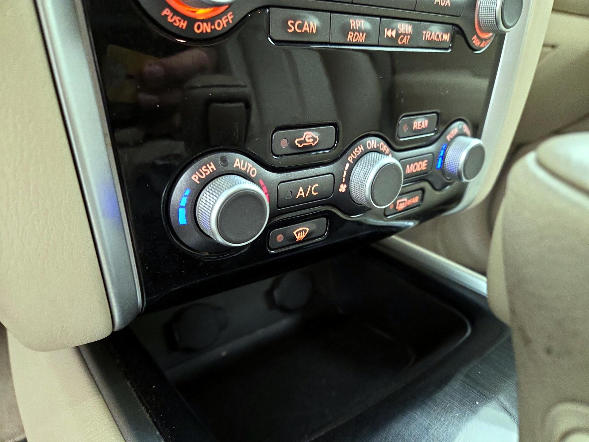 Thumbnail: 2014 Nissan Pathfinder - 16