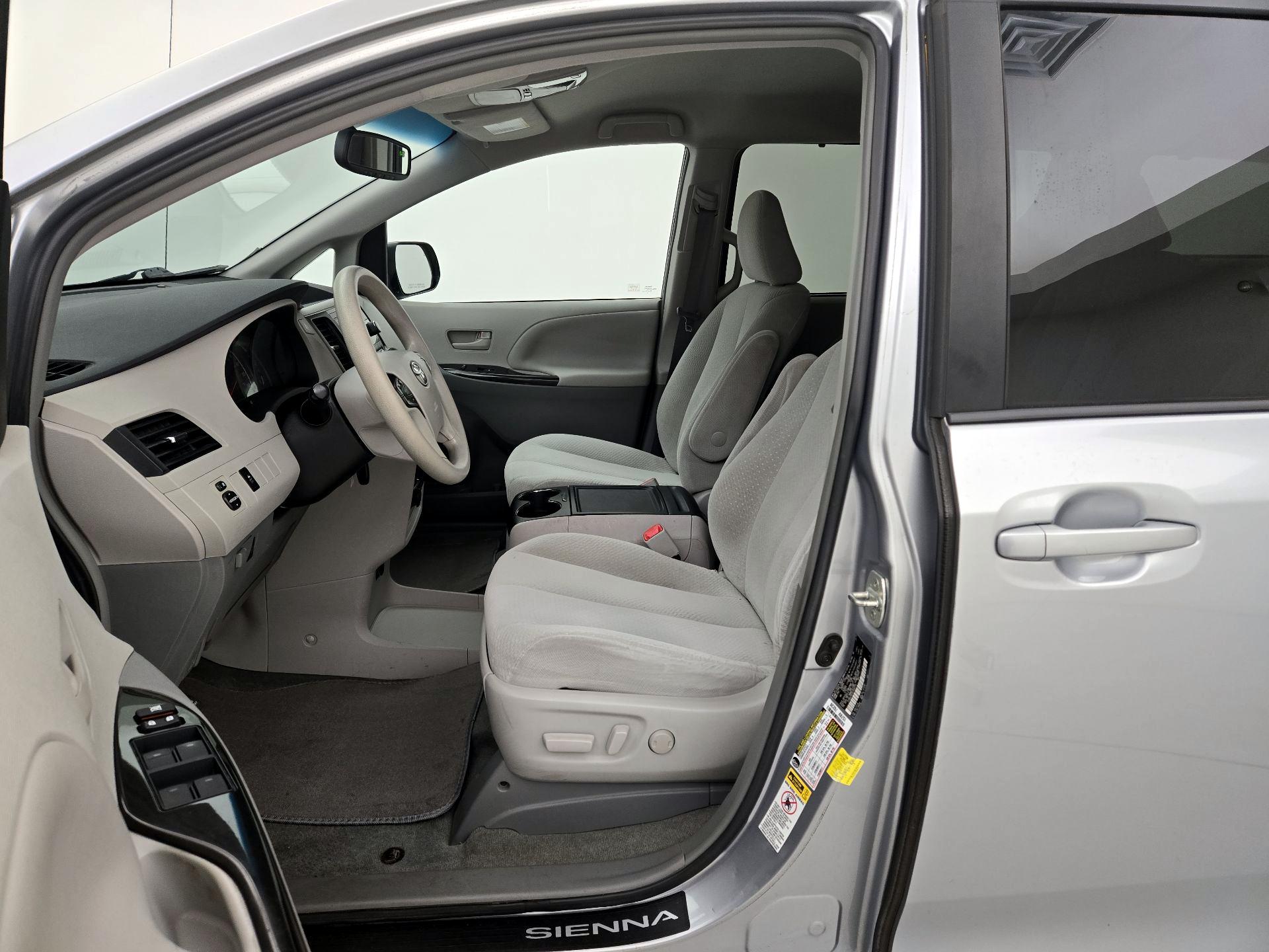 Thumbnail: 2014 Toyota Sienna - 11