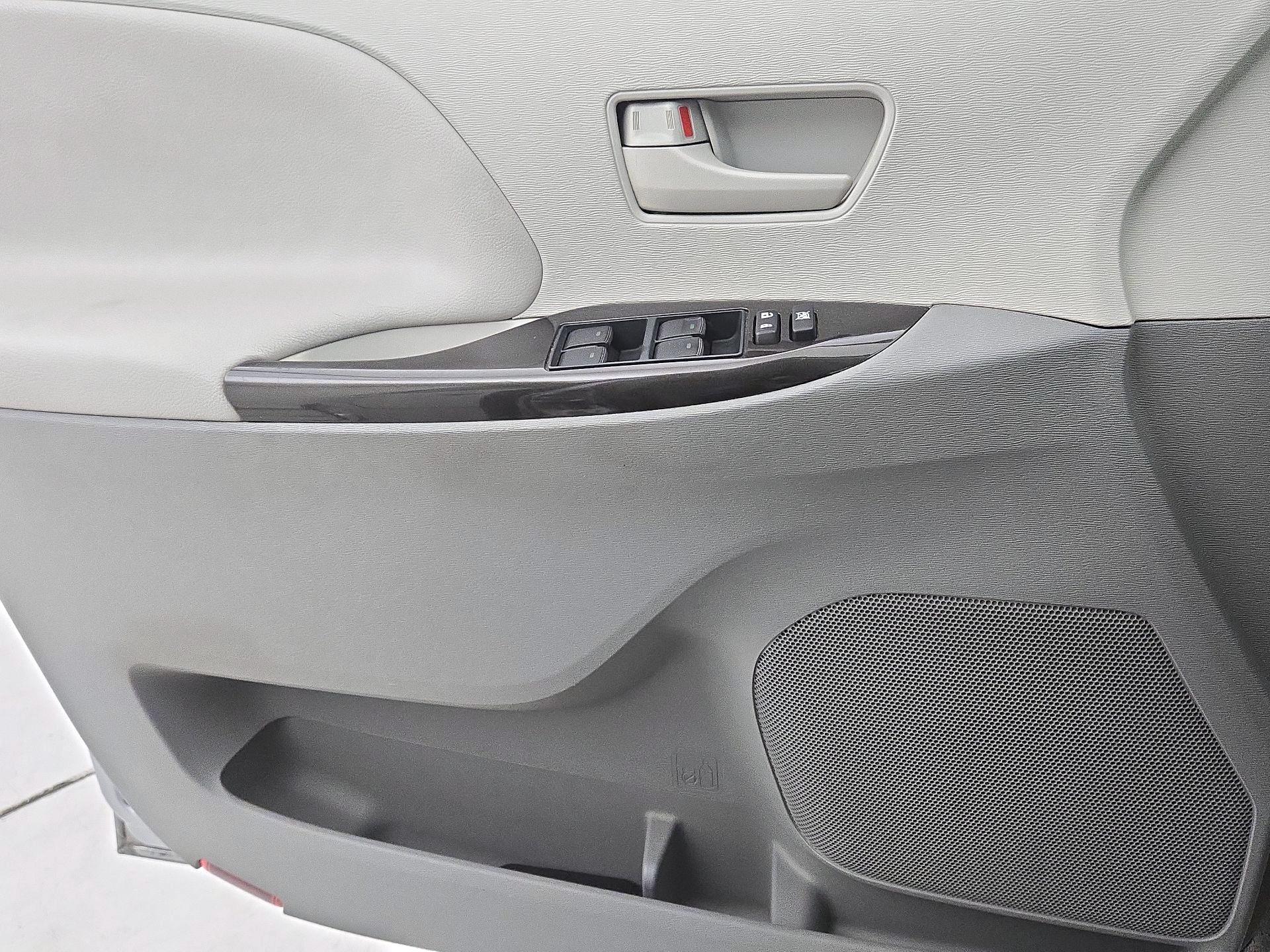 Thumbnail: 2014 Toyota Sienna - 12