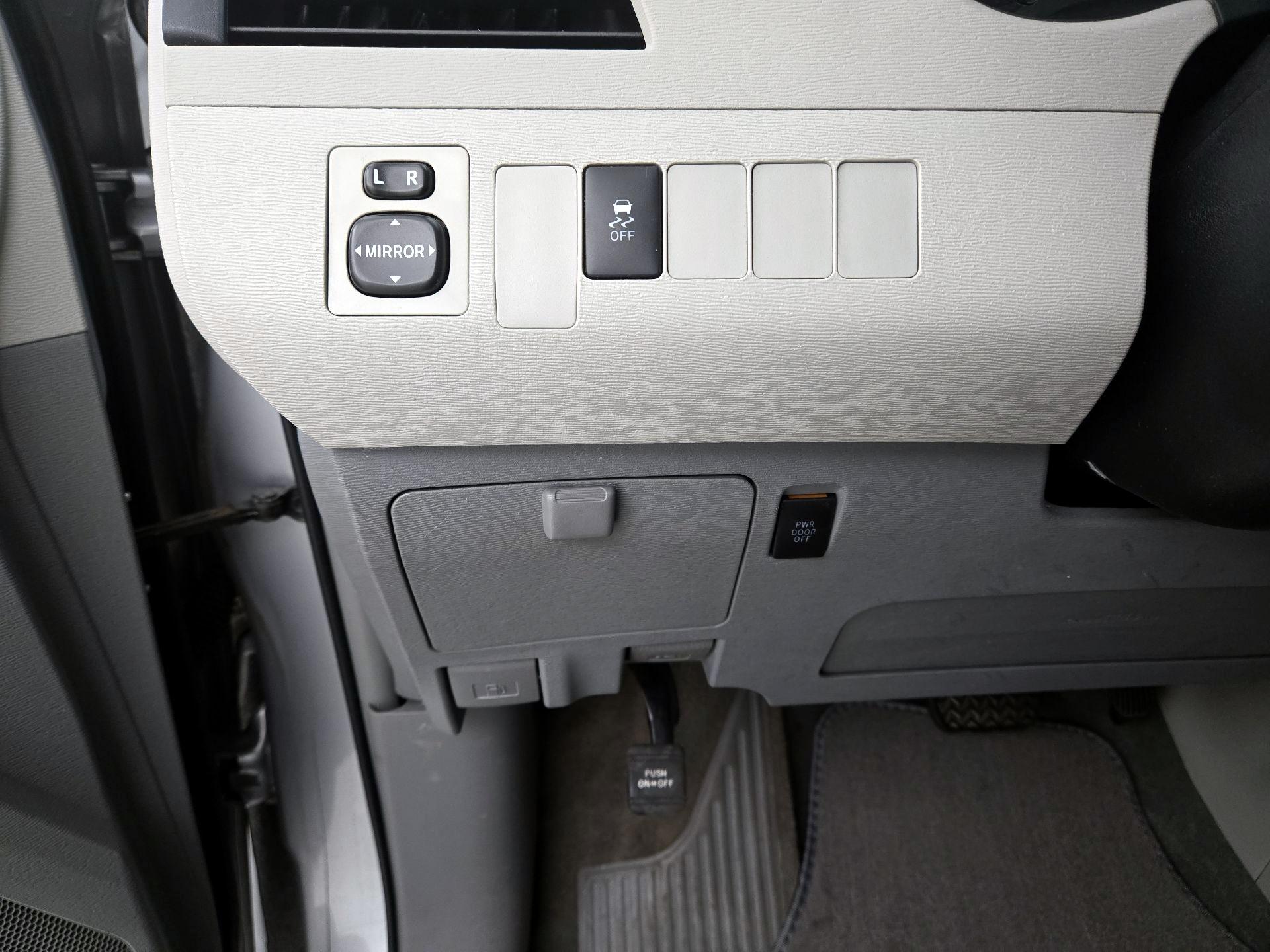 Thumbnail: 2014 Toyota Sienna - 13