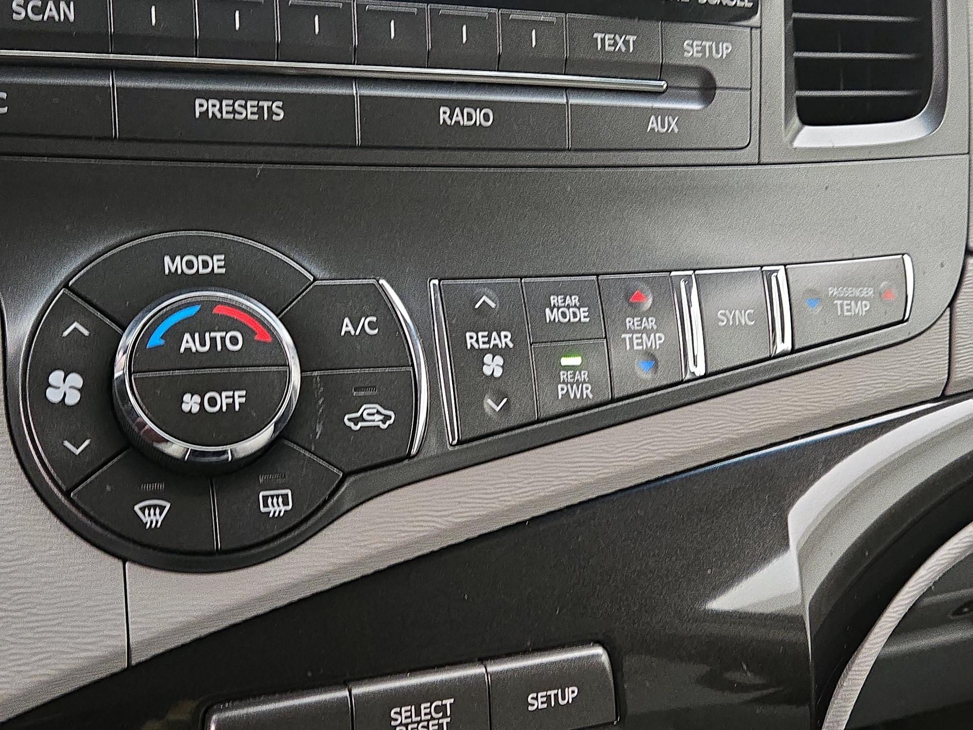 Thumbnail: 2014 Toyota Sienna - 16