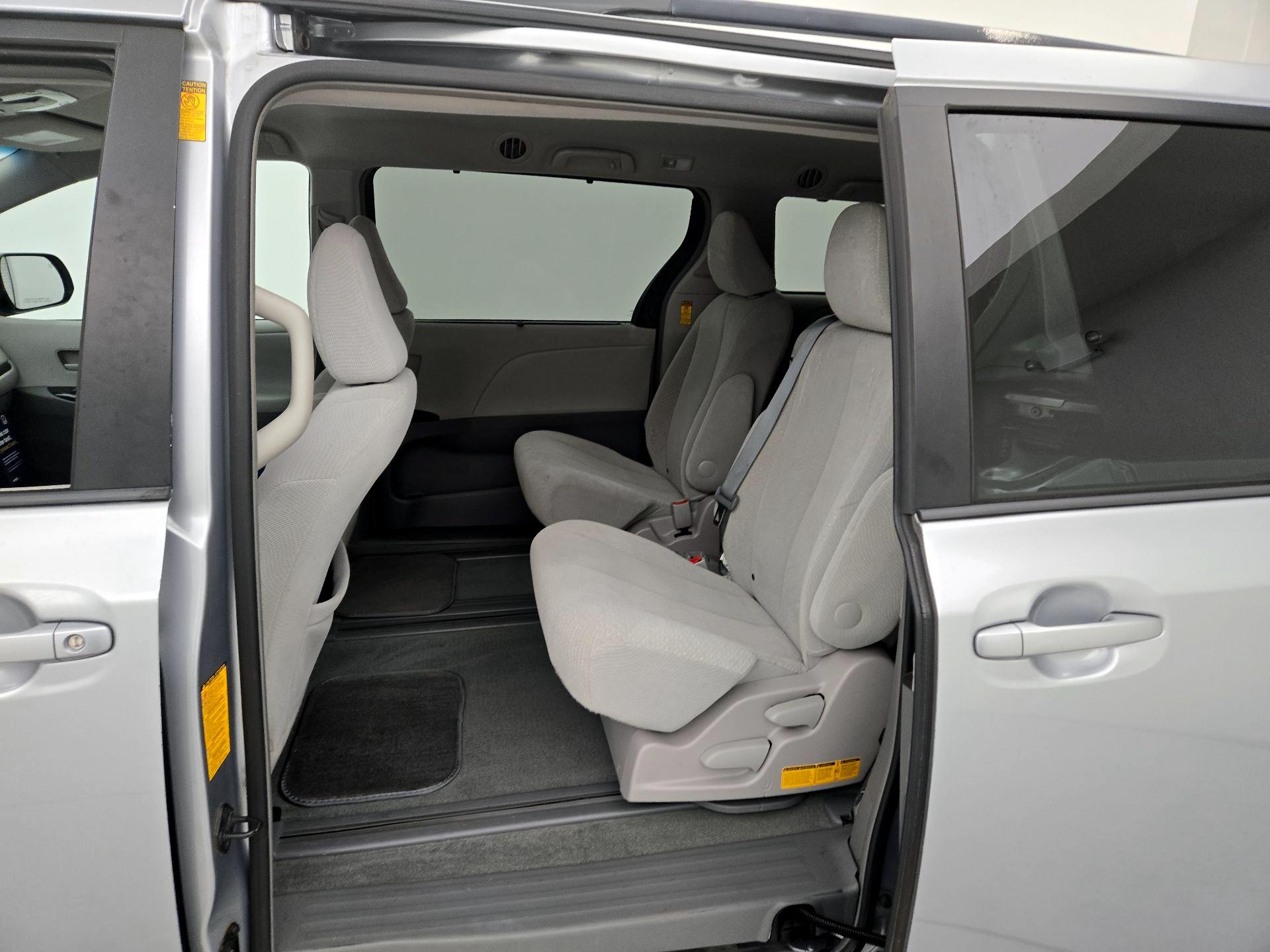 Thumbnail: 2014 Toyota Sienna - 18