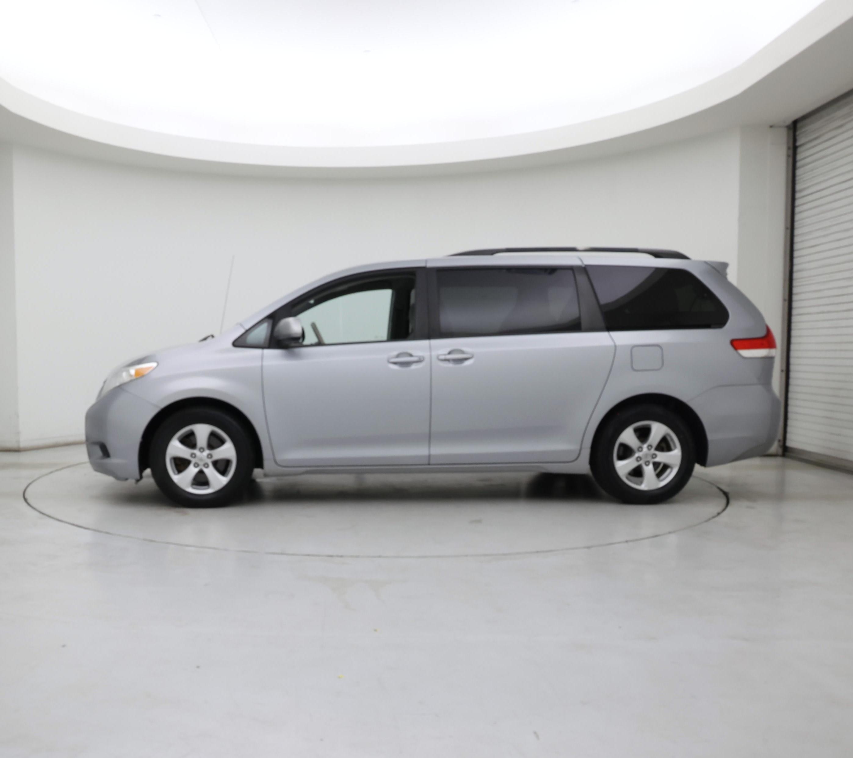 Thumbnail: 2014 Toyota Sienna - 3