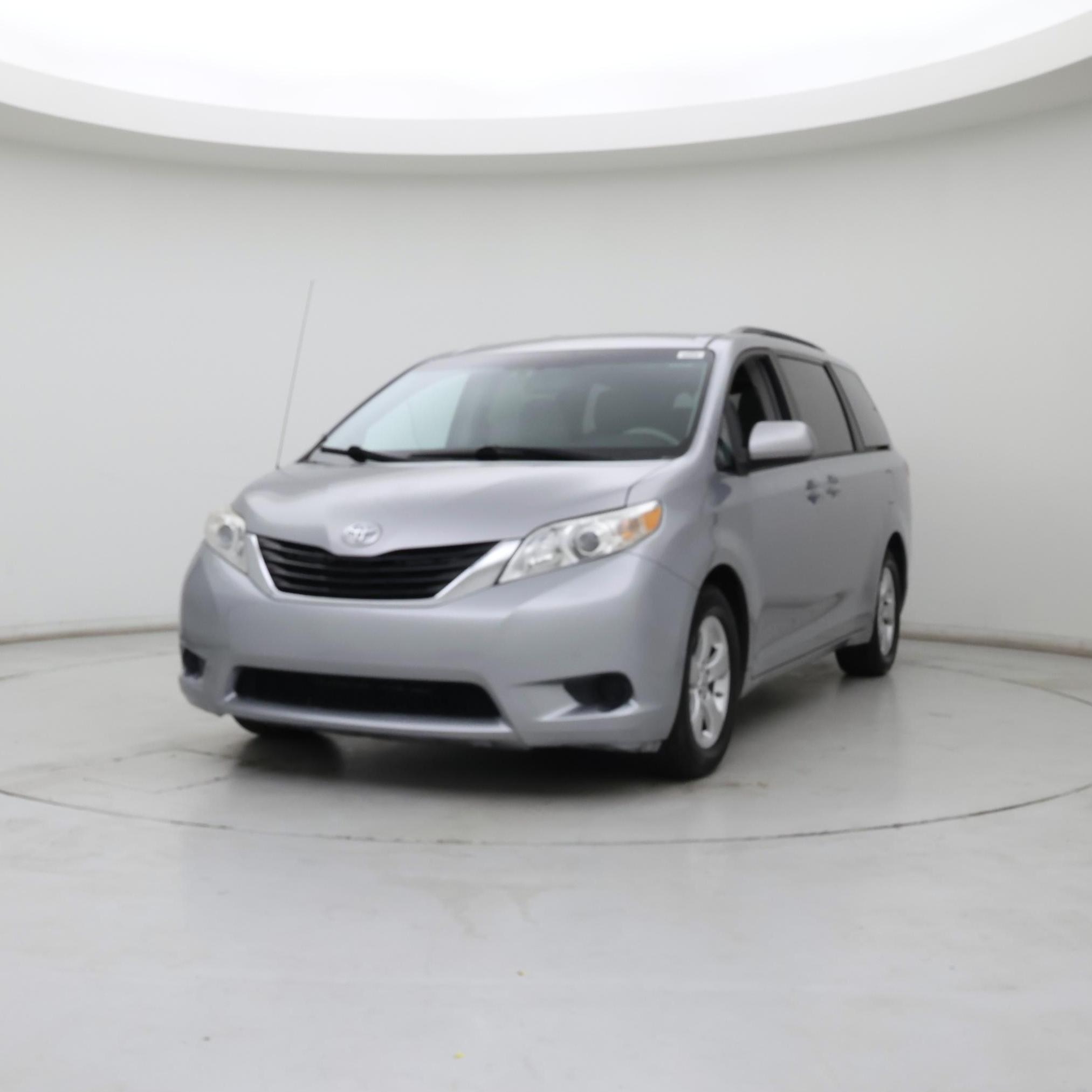 Thumbnail: 2014 Toyota Sienna - 4