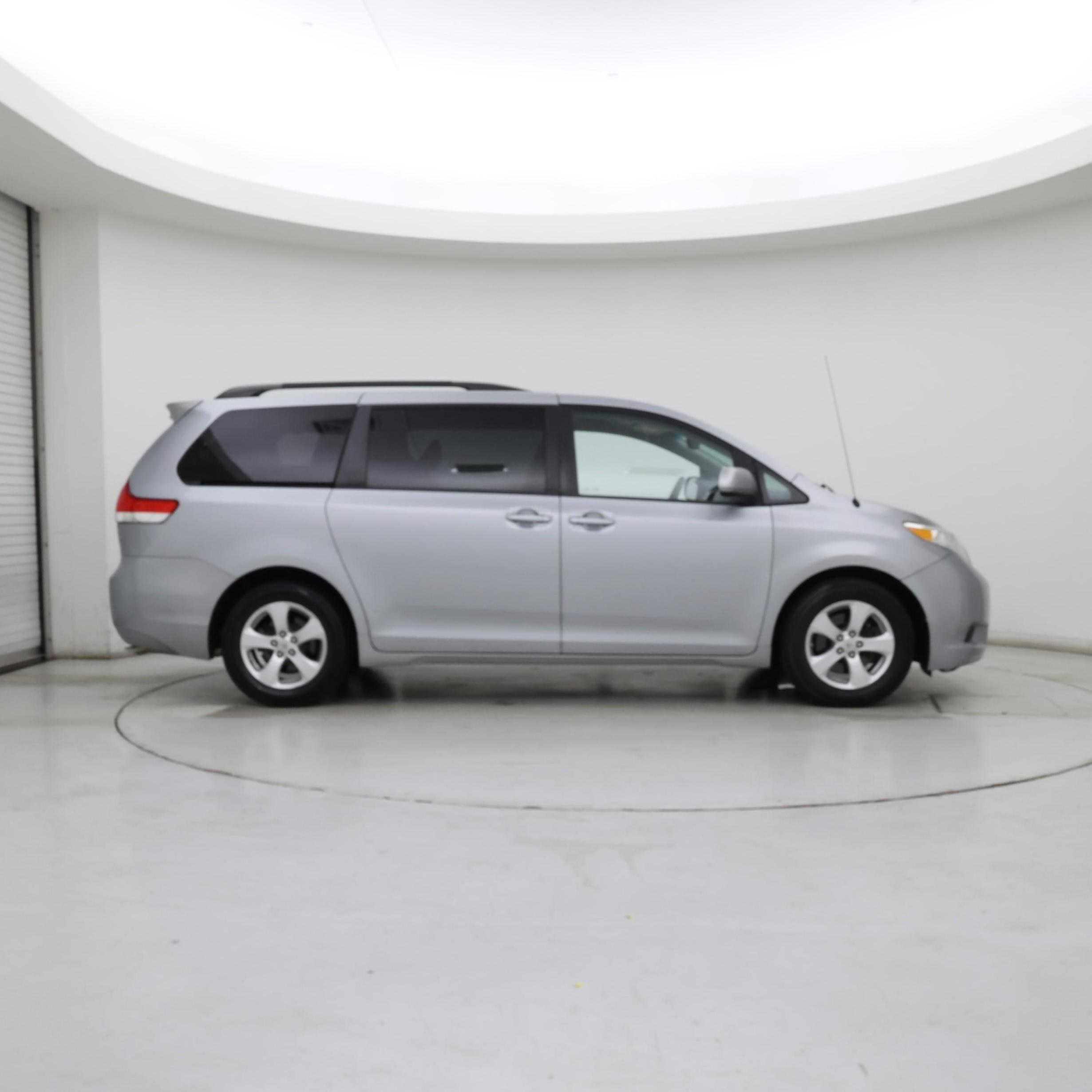Thumbnail: 2014 Toyota Sienna - 7