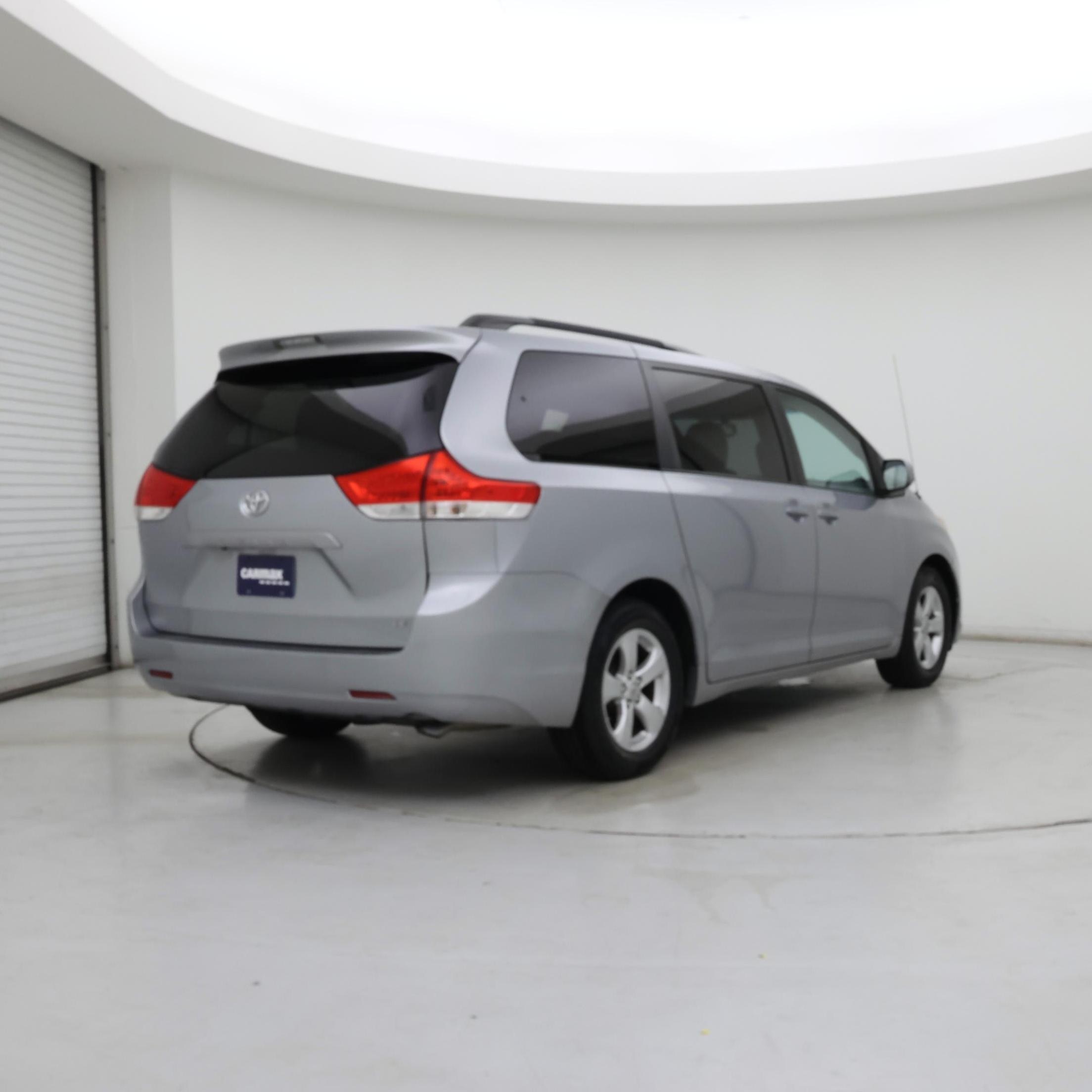 Thumbnail: 2014 Toyota Sienna - 8