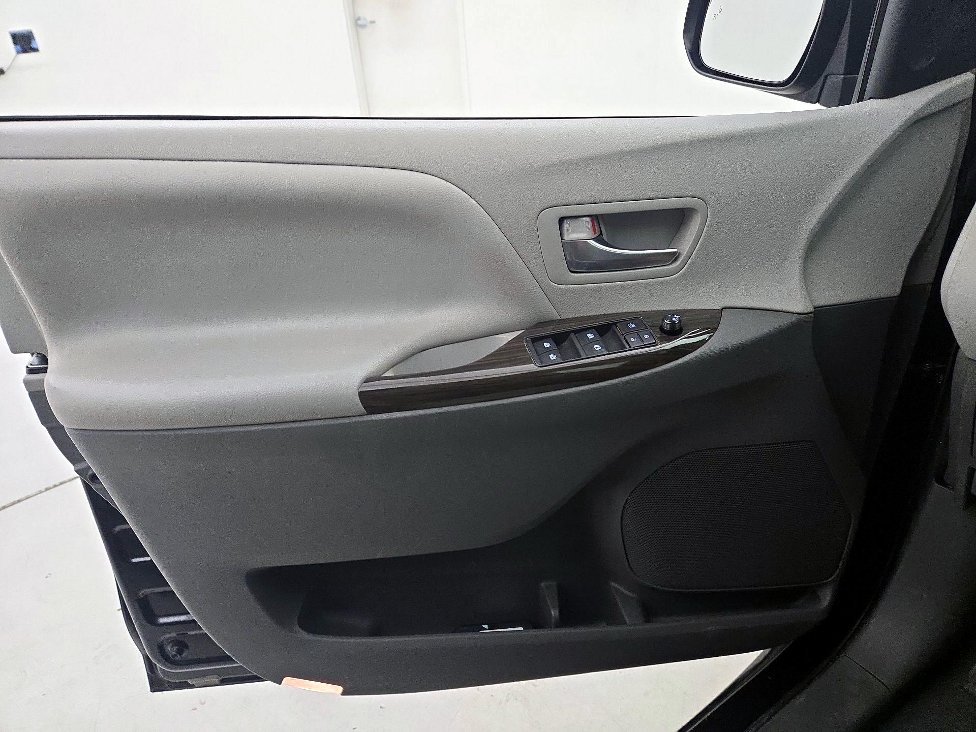 Thumbnail: 2020 Toyota Sienna - 12