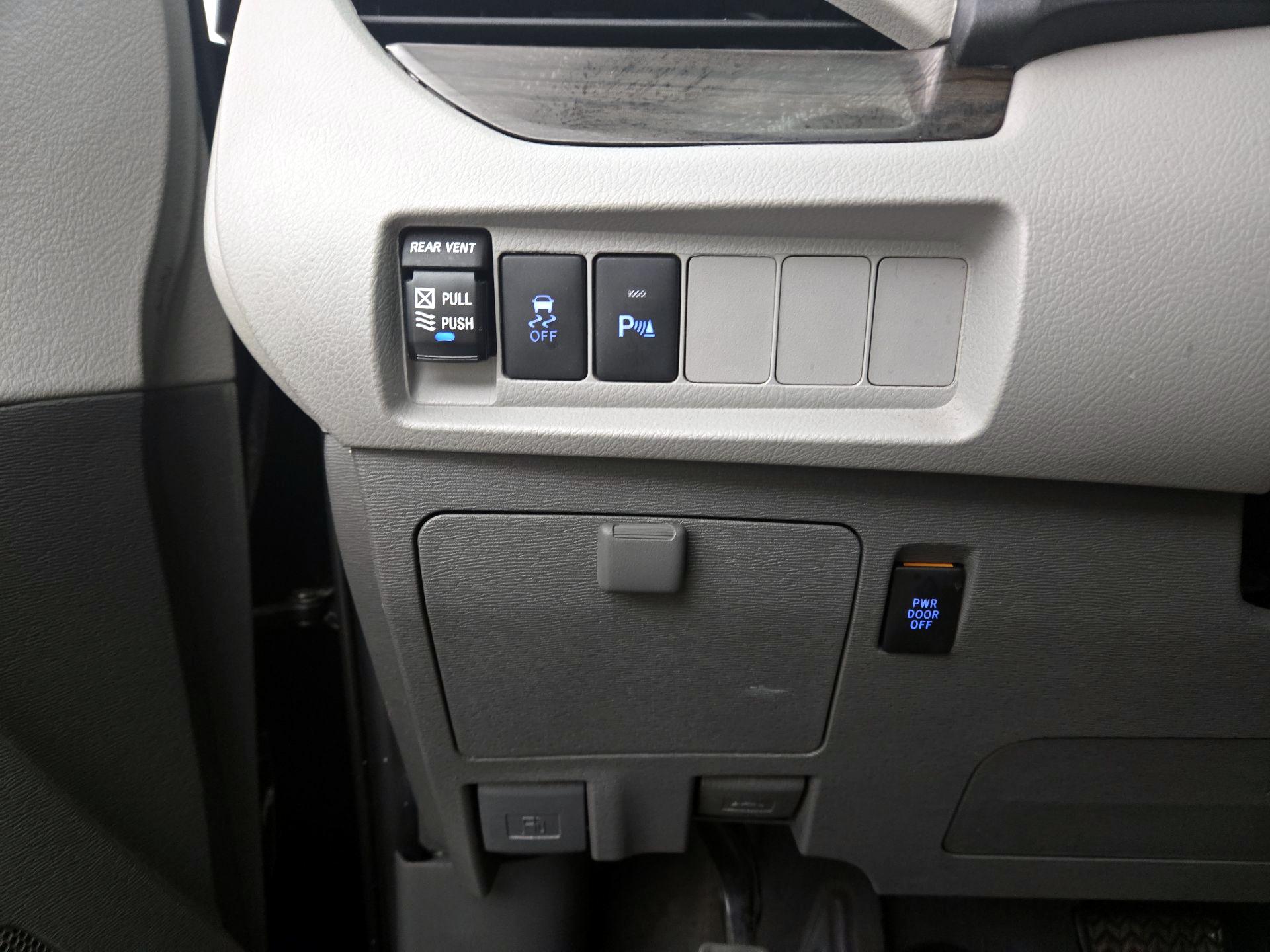 Thumbnail: 2020 Toyota Sienna - 13