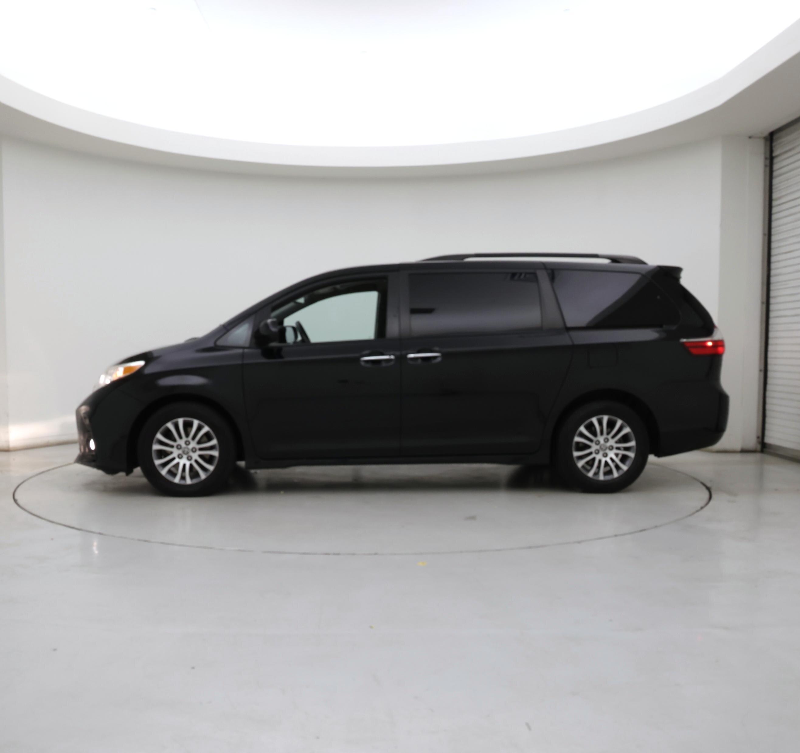 Thumbnail: 2020 Toyota Sienna - 3