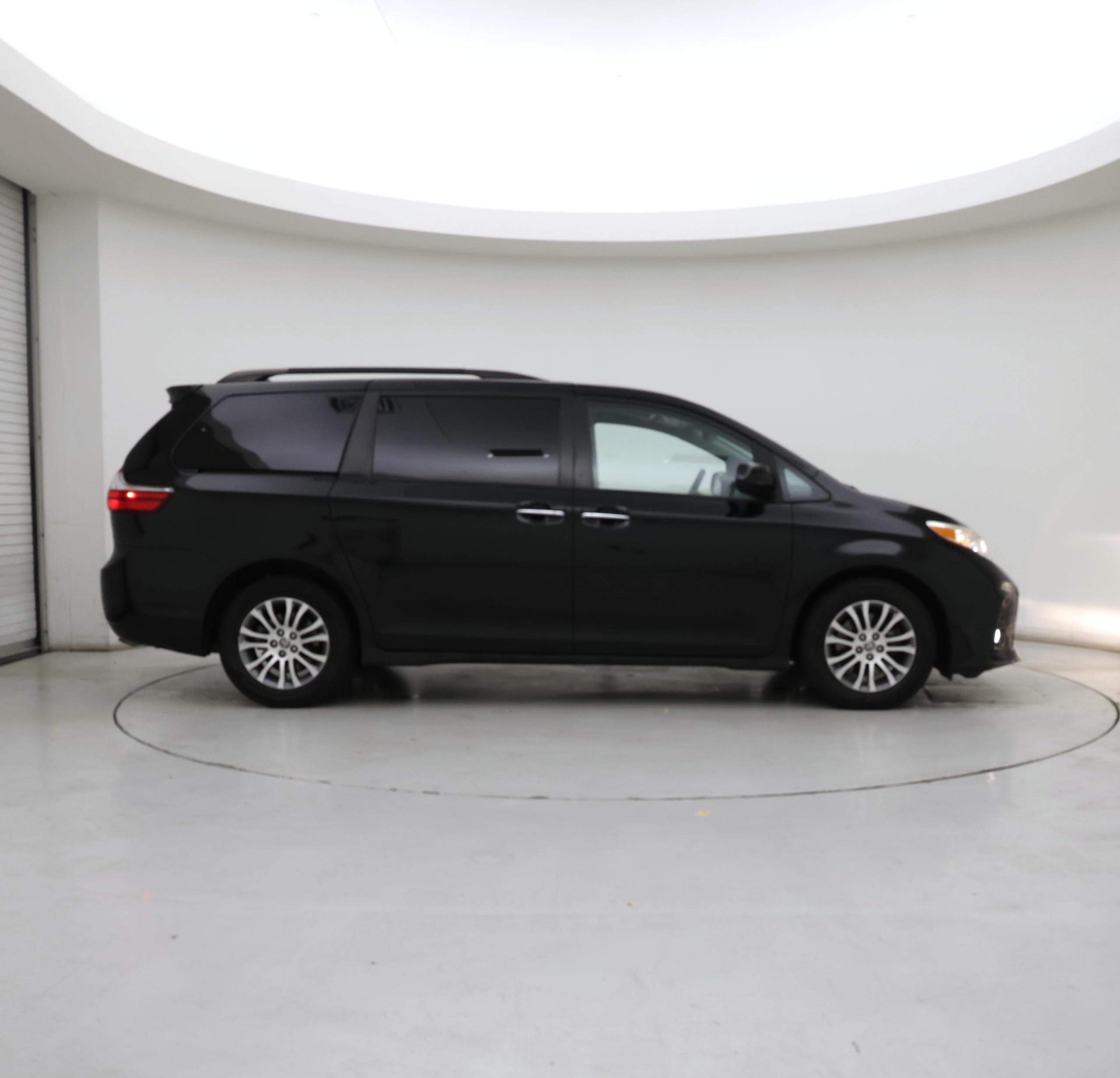 Thumbnail: 2020 Toyota Sienna - 7