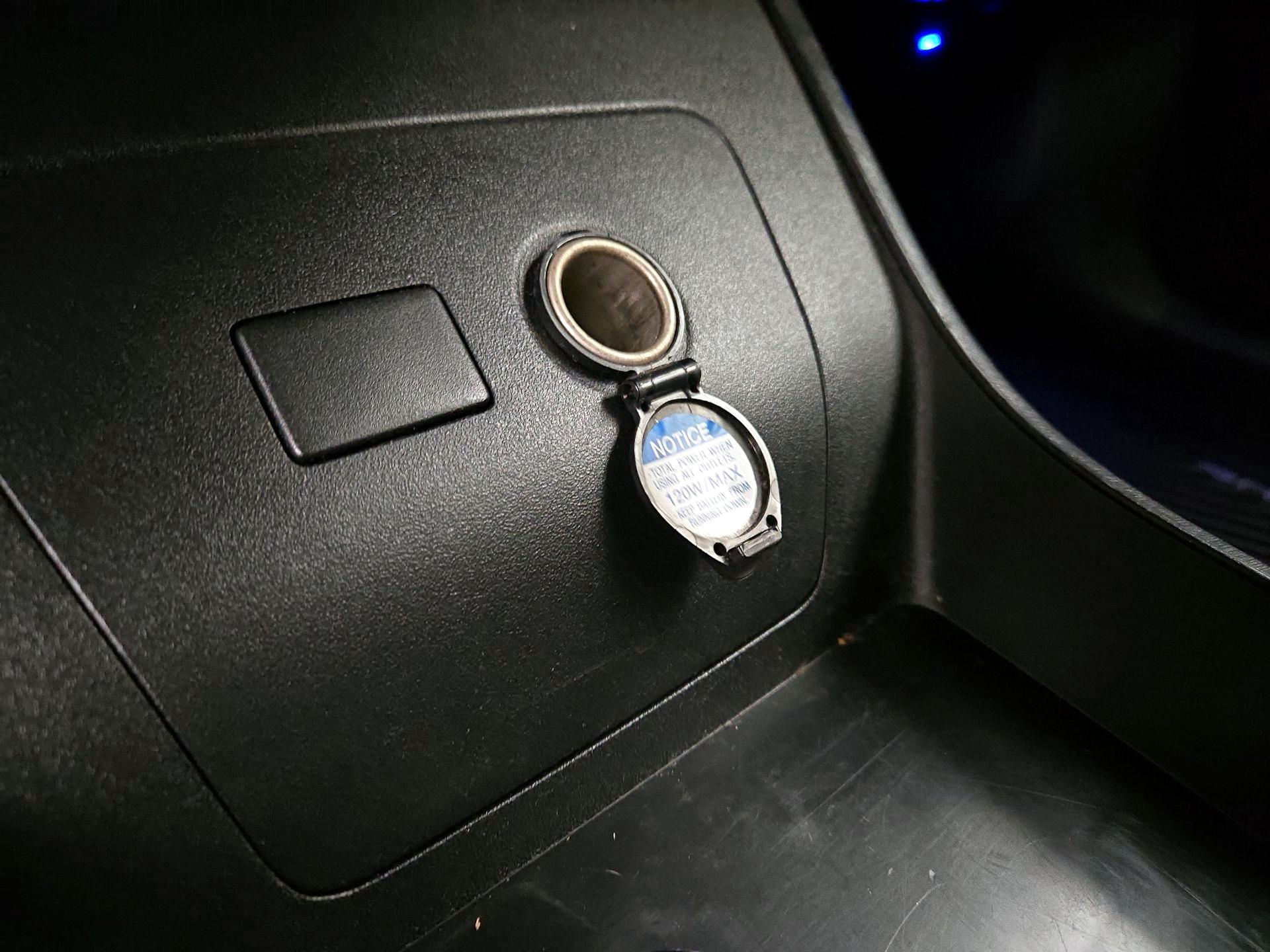 Thumbnail: 2015 Toyota Prius - 18