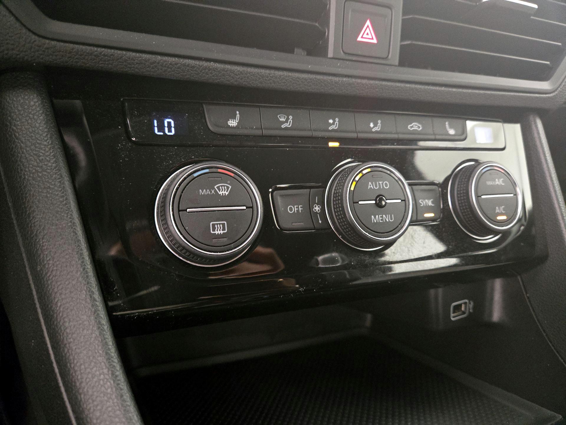 Thumbnail: 2019 Volkswagen Jetta - 16