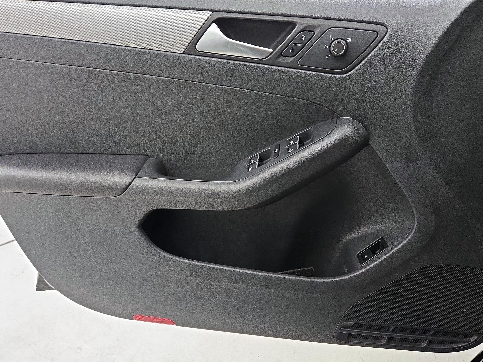 Thumbnail: 2015 Volkswagen Jetta - 12