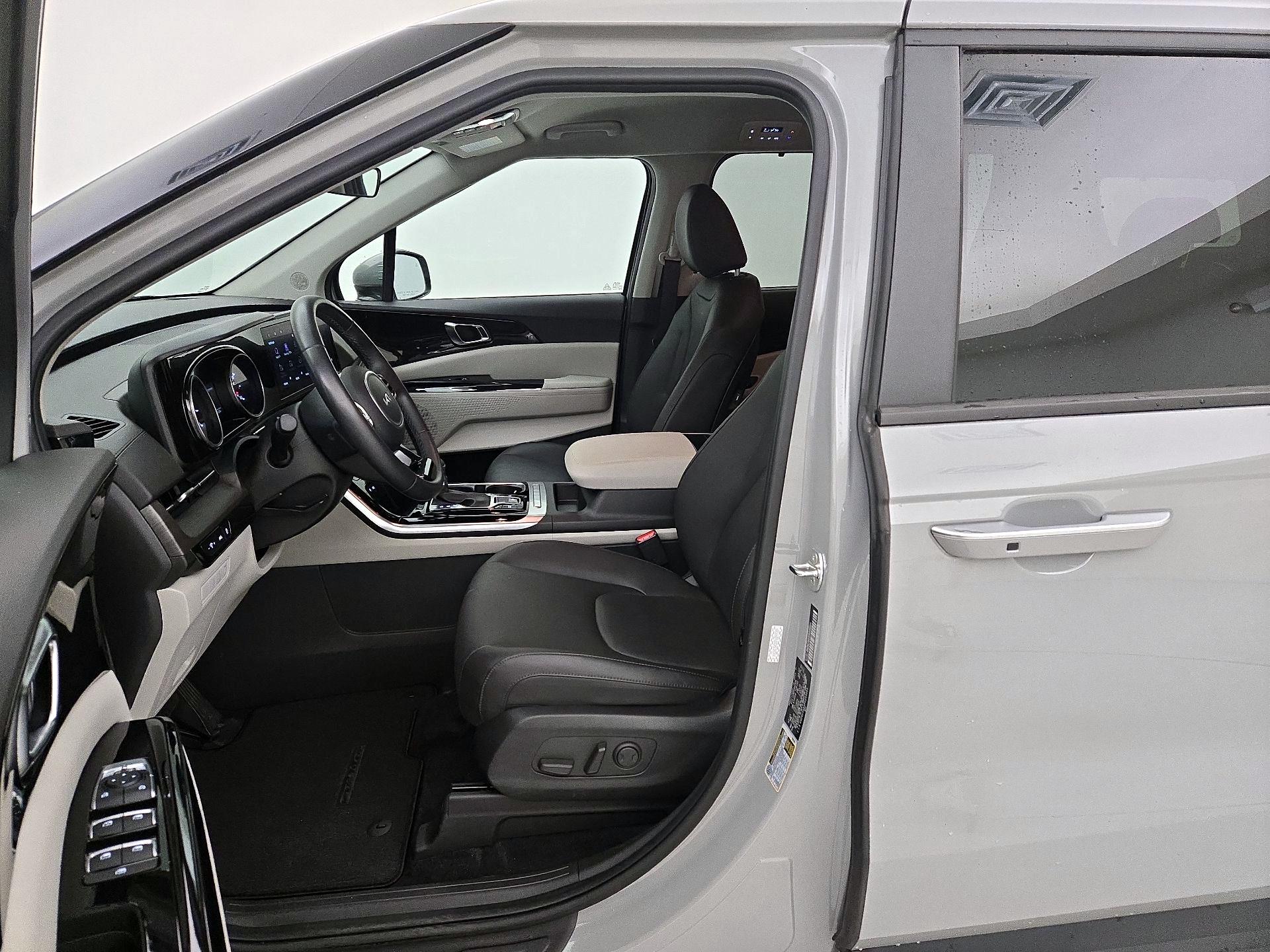 Thumbnail: 2023 Kia Carnival - 11